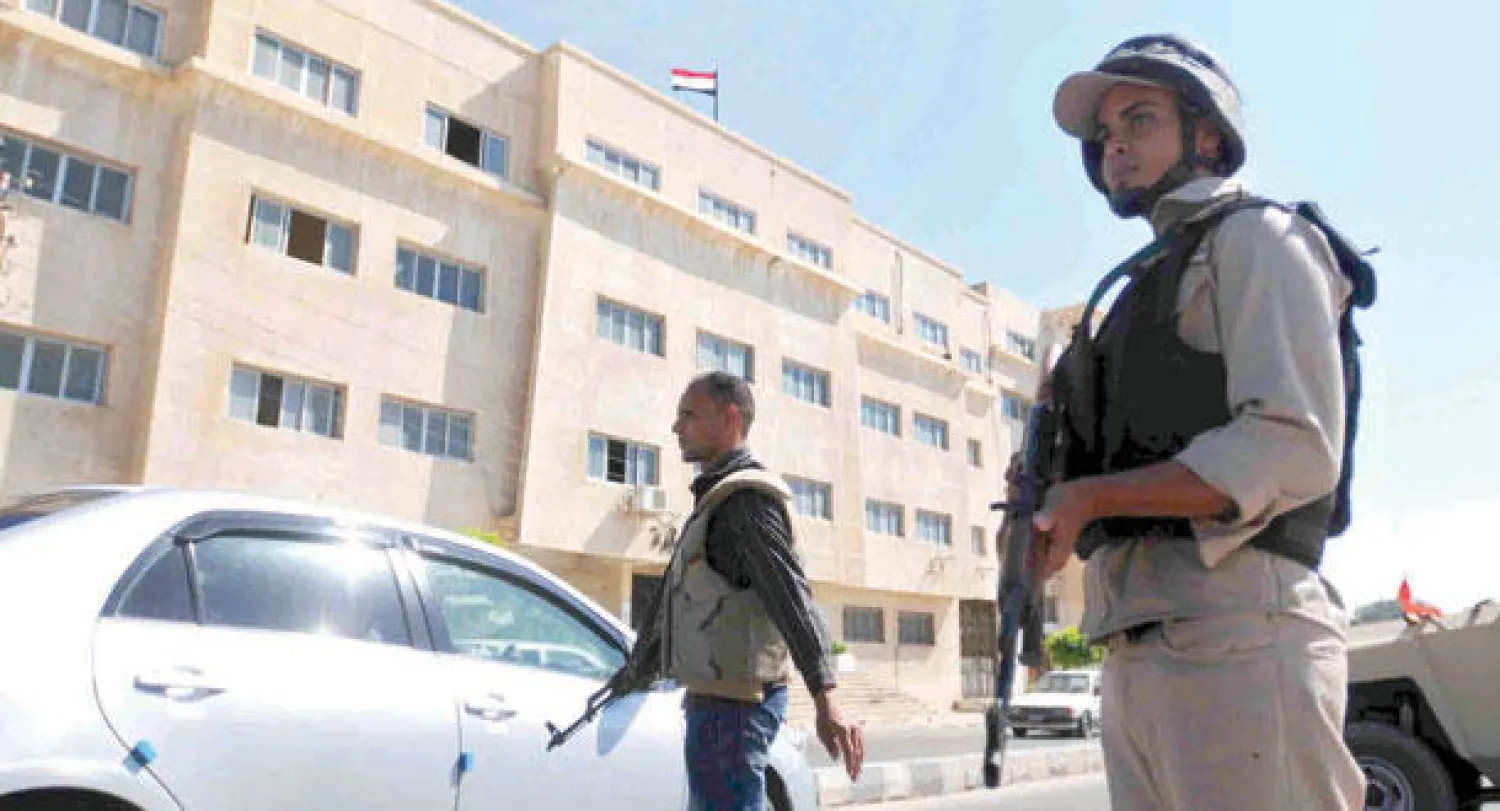 عنصران من رجال الأمن المصري في نقطة تفتيش في العريش شمال سيناء (إ.ب.أ)