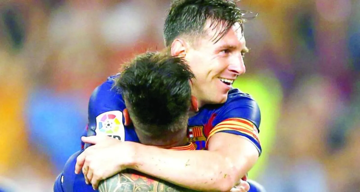 نيمار (11) يهنئ ميسي بهدفه (إ.ب.أ)