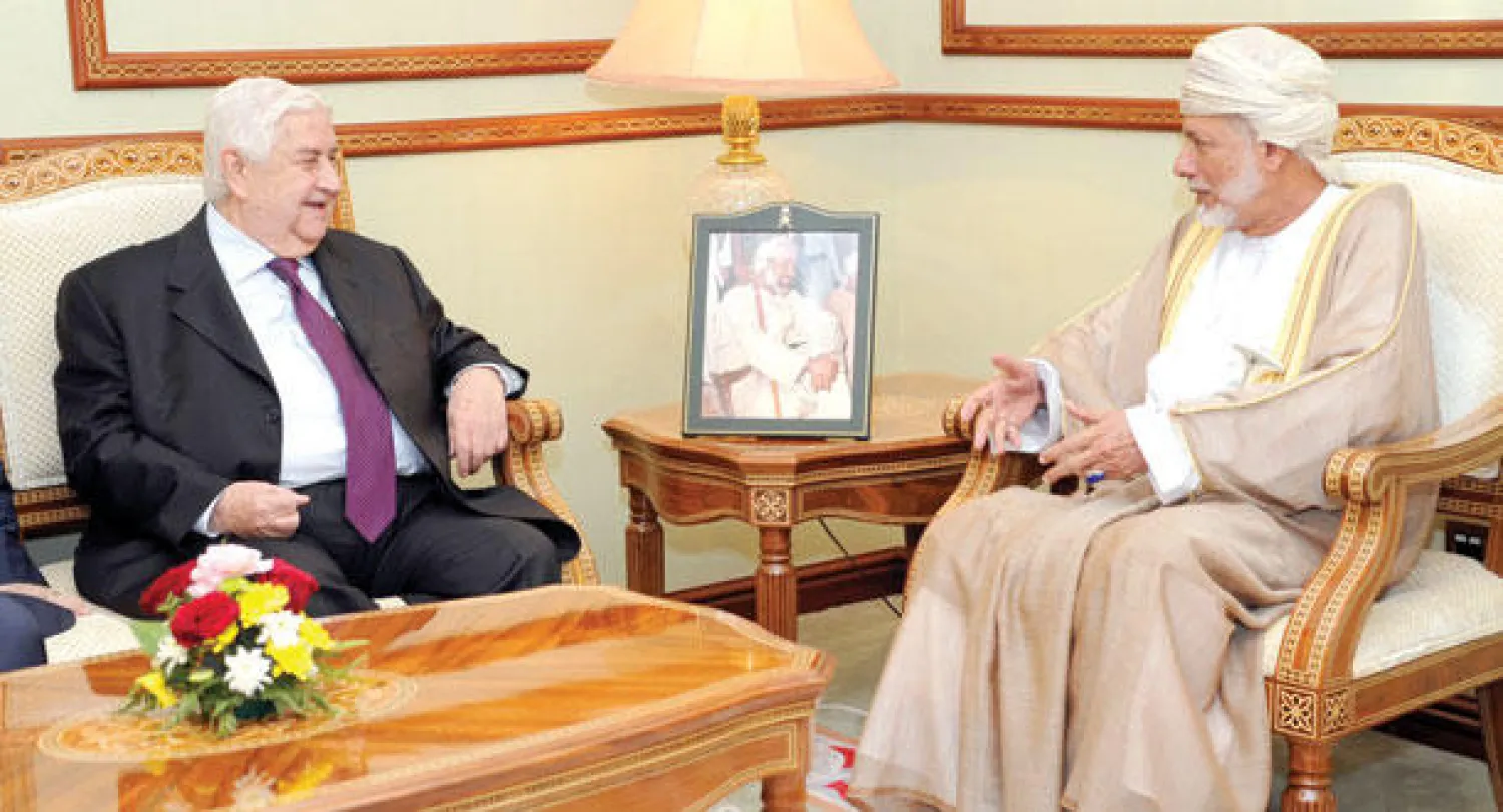 صورة وزعتها وكالة الأنباء العمانية أمس بعد استقبال الوزير المسؤول عن الشؤون الخارجية العماني يوسف بن علوي للوزير وليد المعلم (أ.ف.ب)