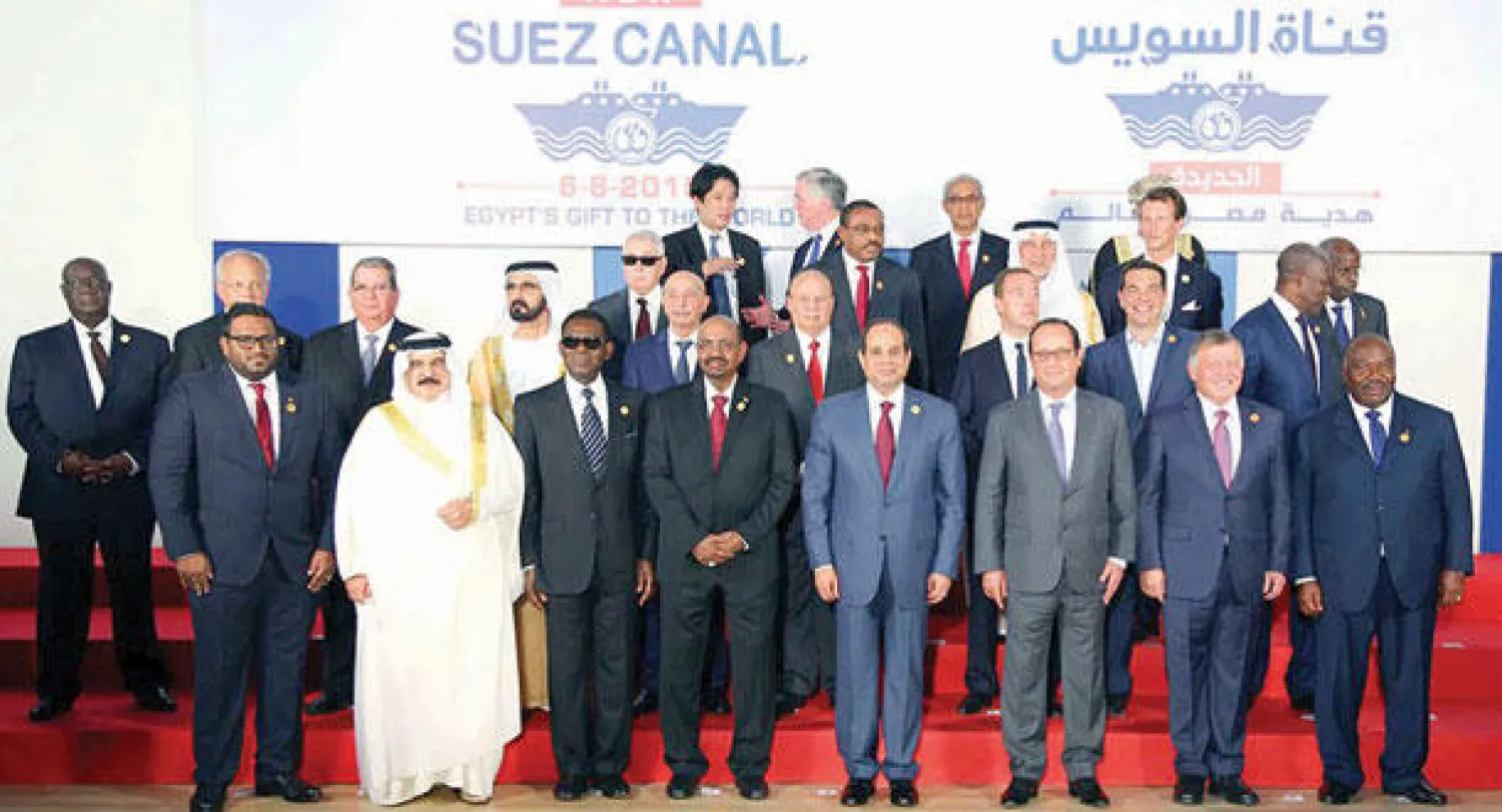 الرئيس المصري عبد الفتاح السيسي مع بعض قادة وممثلي الدول الذين شاركوا المصريين احتفالاتهم بالمناسبة أمس (أ.ف.ب)