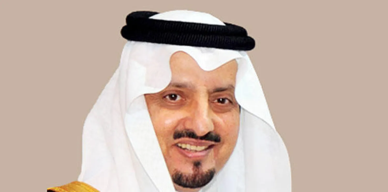 السعودية: أمير عسير يقف على موقع التفجير لمسجد قوات الطوارئ ويعود المصابين