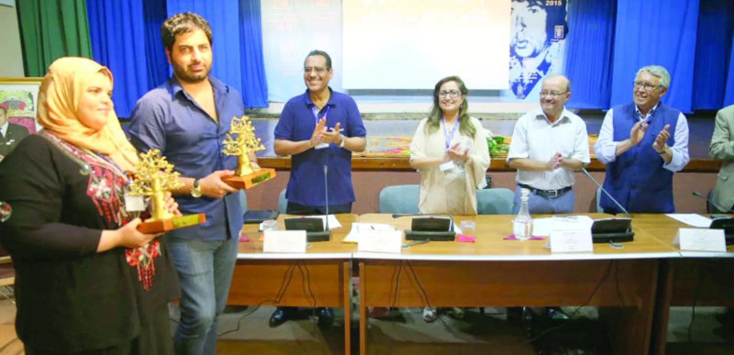 أعضاء لجنة تحكيم «جائزة بلند الحيدري للشعراء العرب الشباب» إلى جانب الفائزين بها في دورتها الخامسة