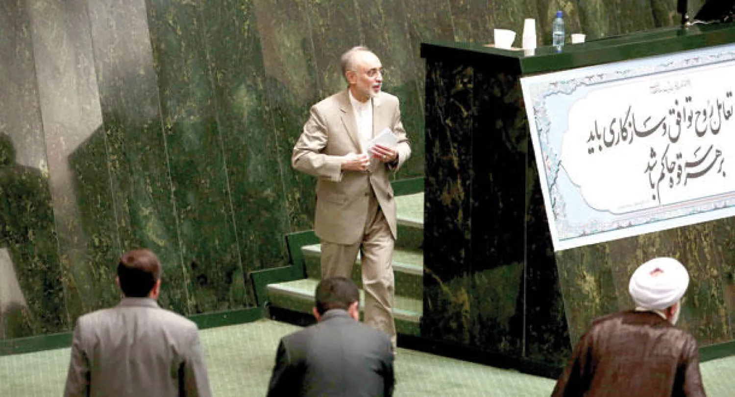 صورة أرشيفية لرئيس منظمة الطاقة الذرية الإيرانية علي أكبر صالحي أثناء مغادرته مجلس الشورى في طهران الشهر الماضي (أ.ف.ب)