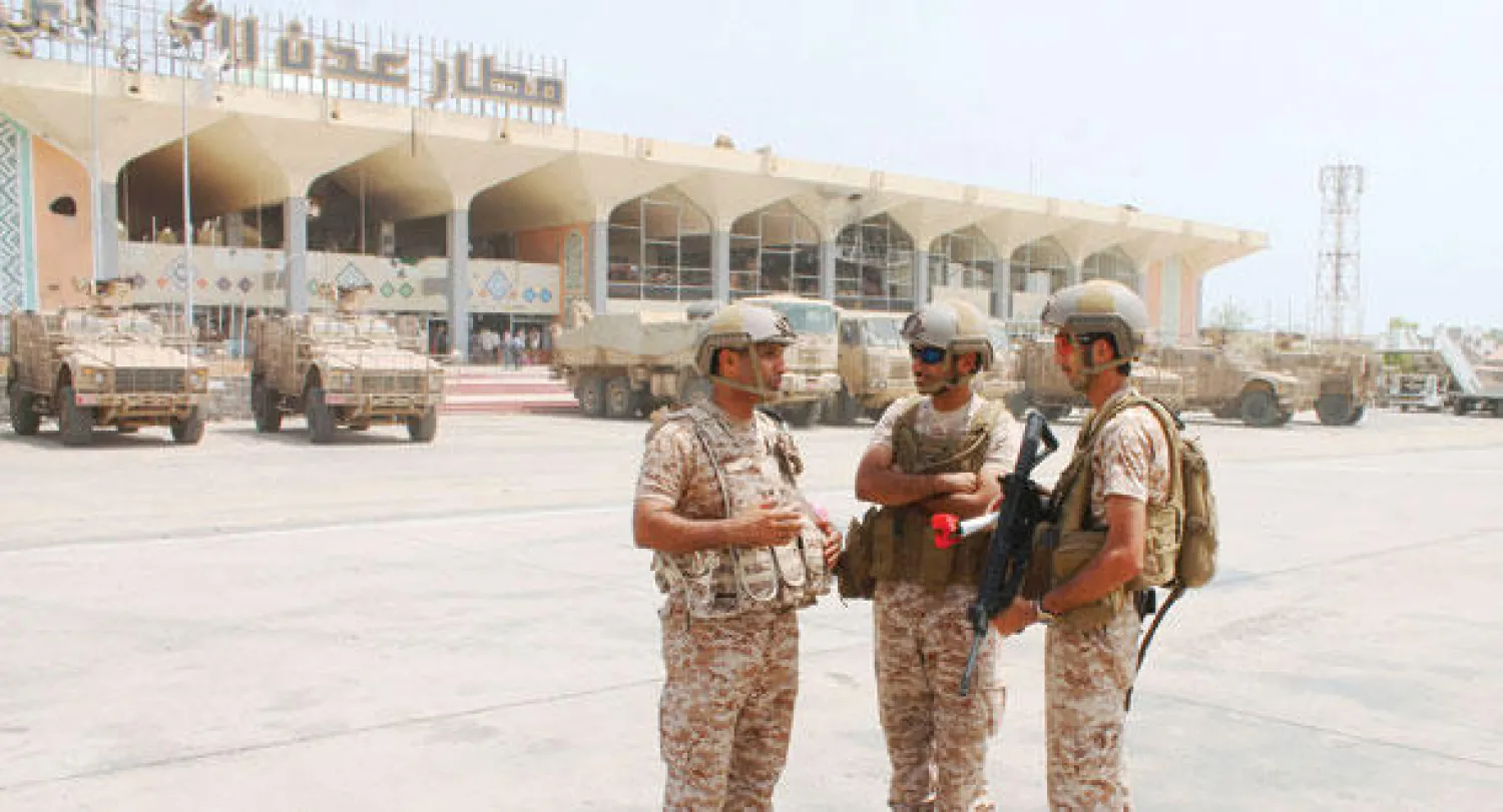 قوات يمنية موالية للشرعية أمام مطار عدن الدولي (أ.ف.ب)