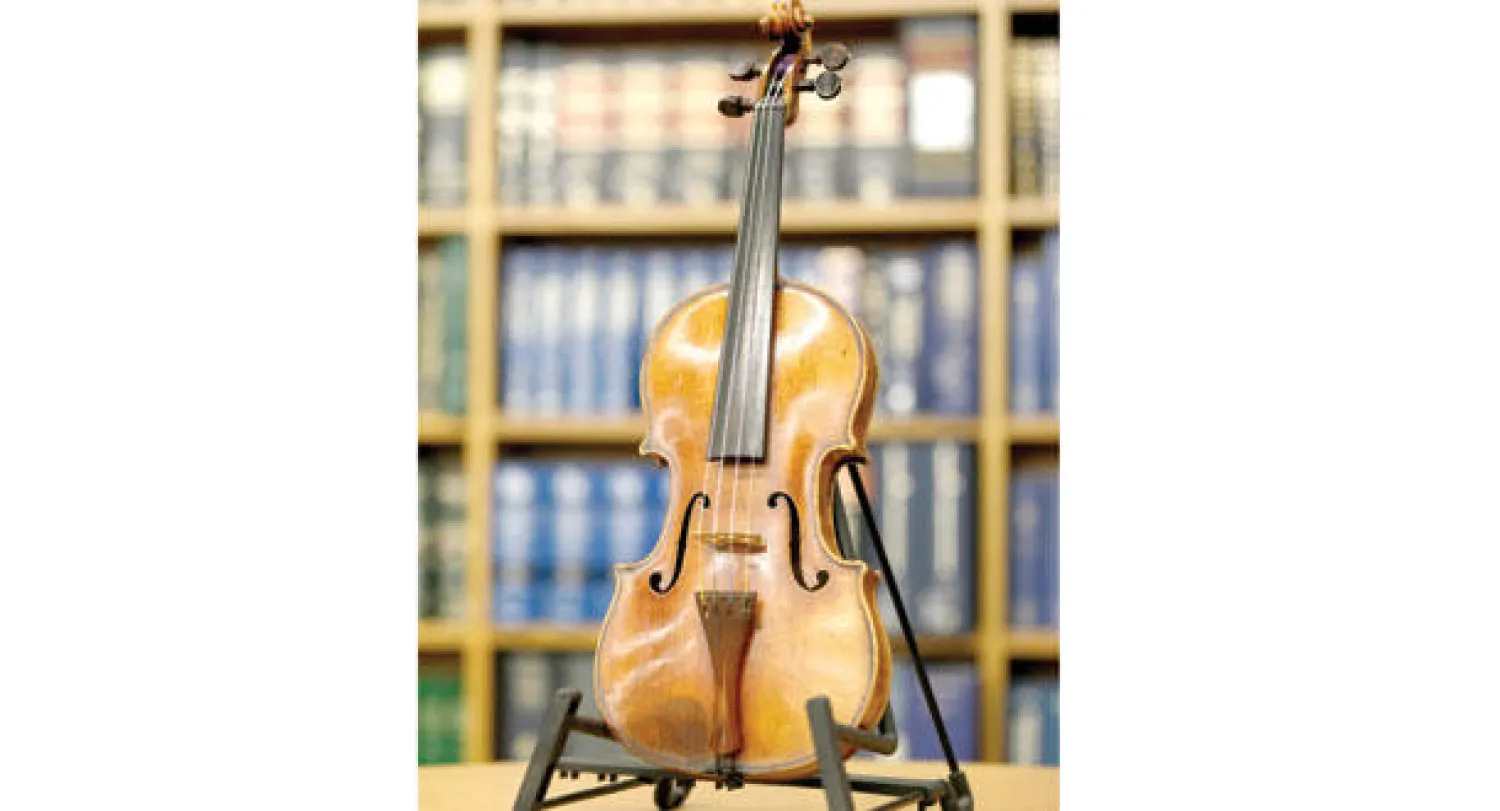 كمان أثري يعود إلى أصحابه الشرعيين بعد 35 عامًا