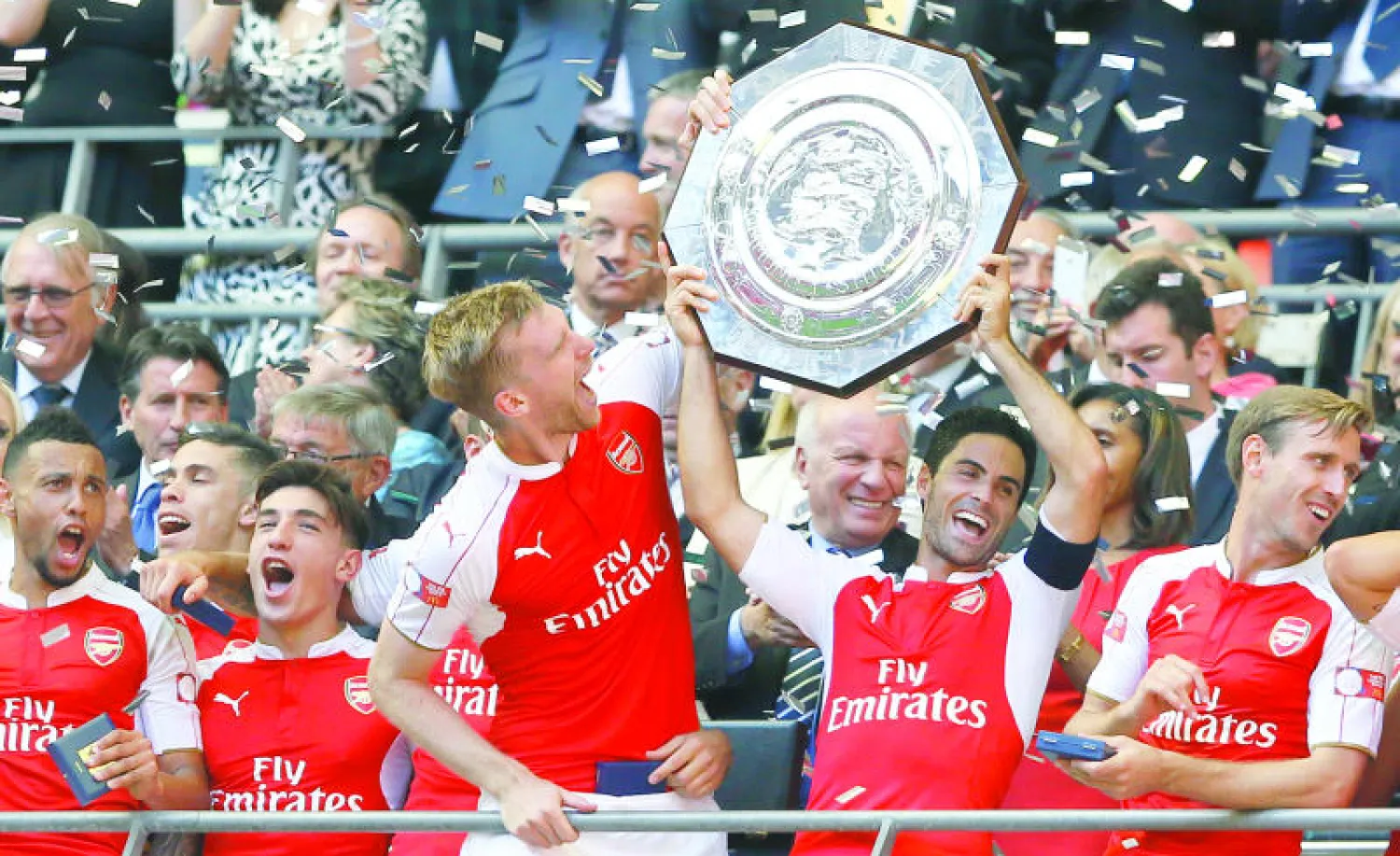 آرسنال يستهل الموسم الجديد بروح معنوية مرتفعة بعد تتويجه الأحد الماضي بطلا لدرع المجتمع على حساب جاره اللدود تشيلسي (أ.ب)