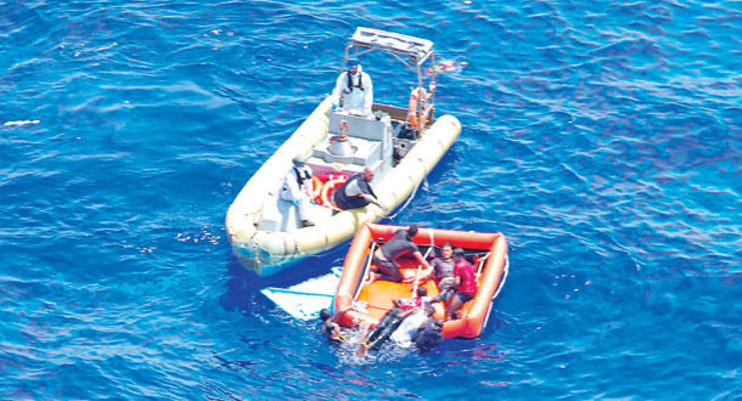 صورة التقطت الأربعاء الماضي للمركب الذي كان يقل مهاجرين نحو الشواطئ الأوروبية (أ.ف.ب)