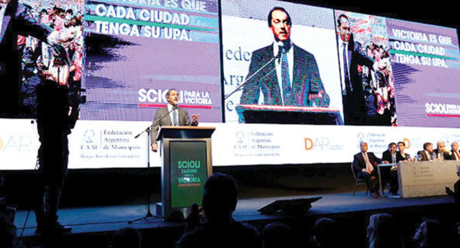 المرشح الرئاسي دانيال سيولي حاكم  بوينس آيرس يلقي خطابا خلال حملته الدعائية في مركز كوستا سالغيرو في بوينس آيرس الأرجنتين (غيتي)