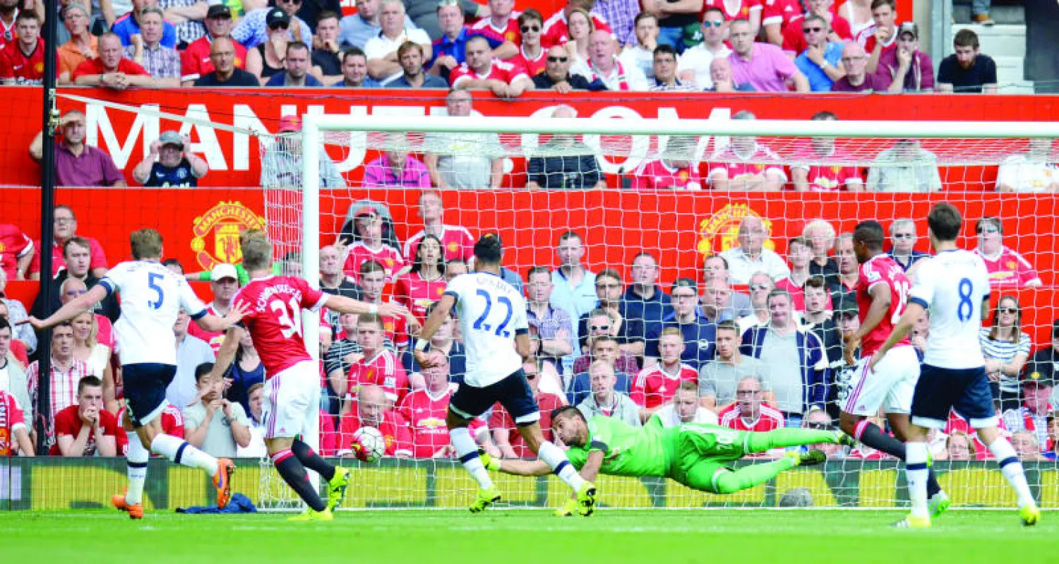 حارس يونايتد الأرجنتيني روميرو ينقذ هدفا لتوتتنهام (أ.ف.ب)