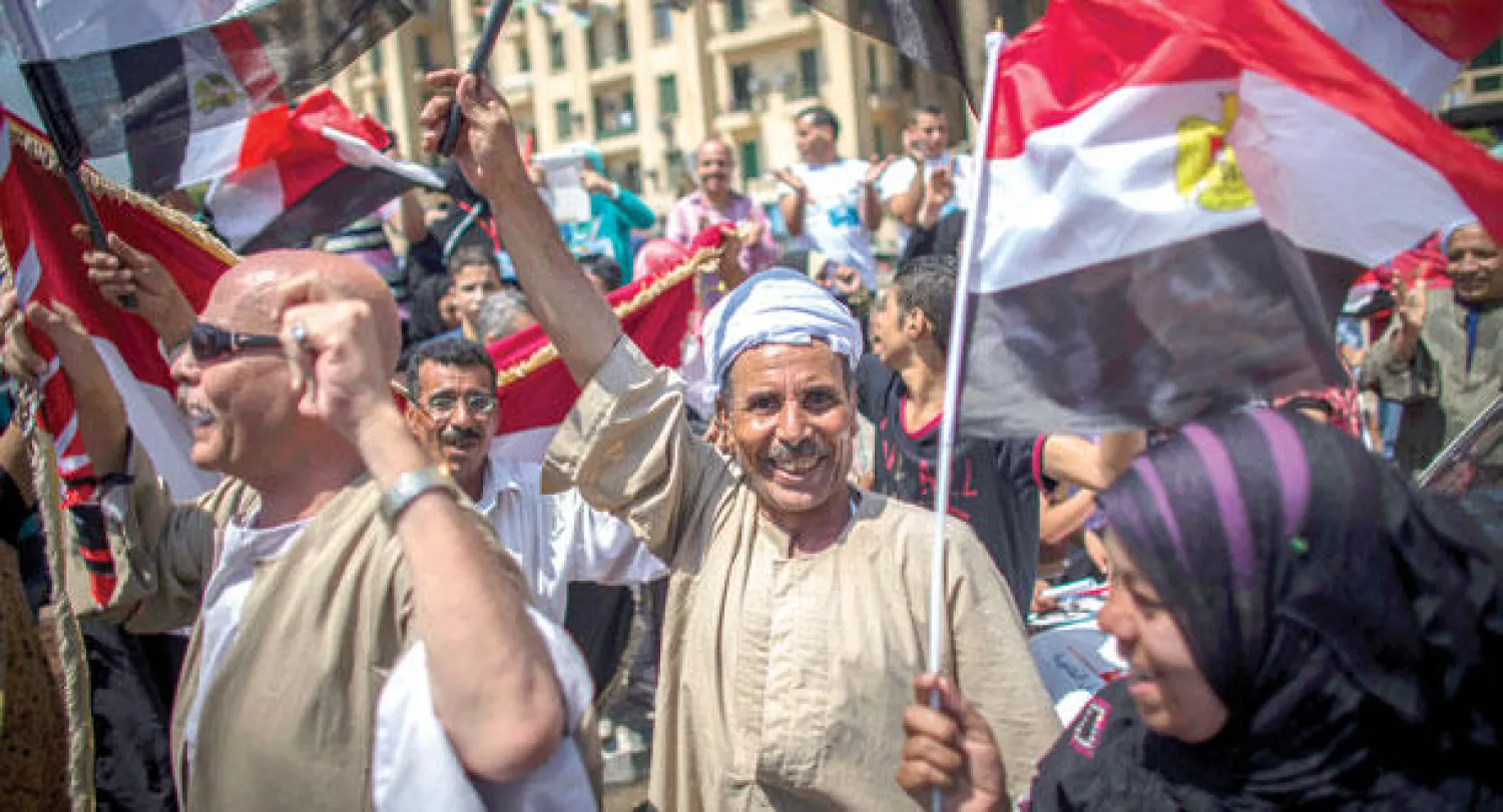 مصريون أثناء الاحتفال بافتتاح قناة السويس الجديدة (إ.ب.أ)