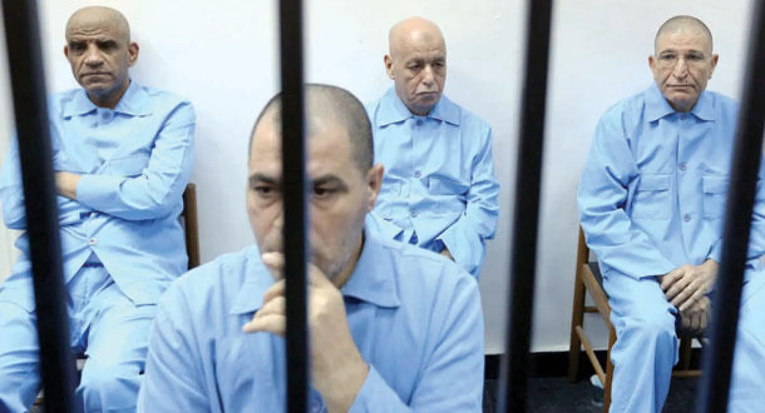 مدير المخابرات الليبية الأسبق عبد الله السنوسي (يسار) ورئيس الوزراء الأسبق البغدادي المحمودي (وسط) وأبو زيد دوردة (يمين) خلال جلسة محاكمة في 28 يوليو الماضي في العاصمة طرابلس (أ.ف.ب)