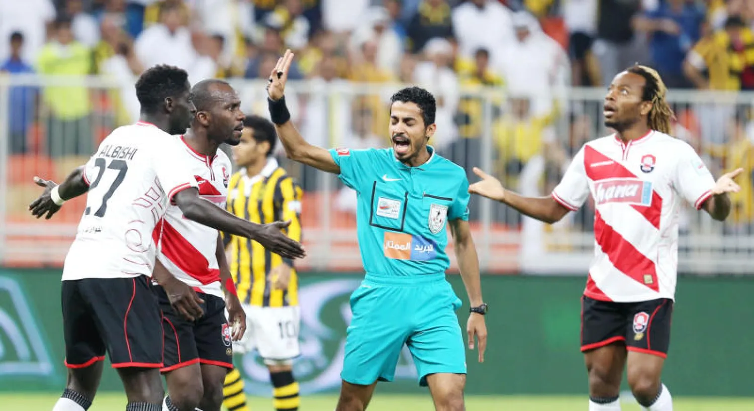 إحدى الحالات التحكيمية التي يتعرض لها الحكام السعوديون أثناء إدارتهم لمباريات كرة القدم («الشرق الأوسط»)