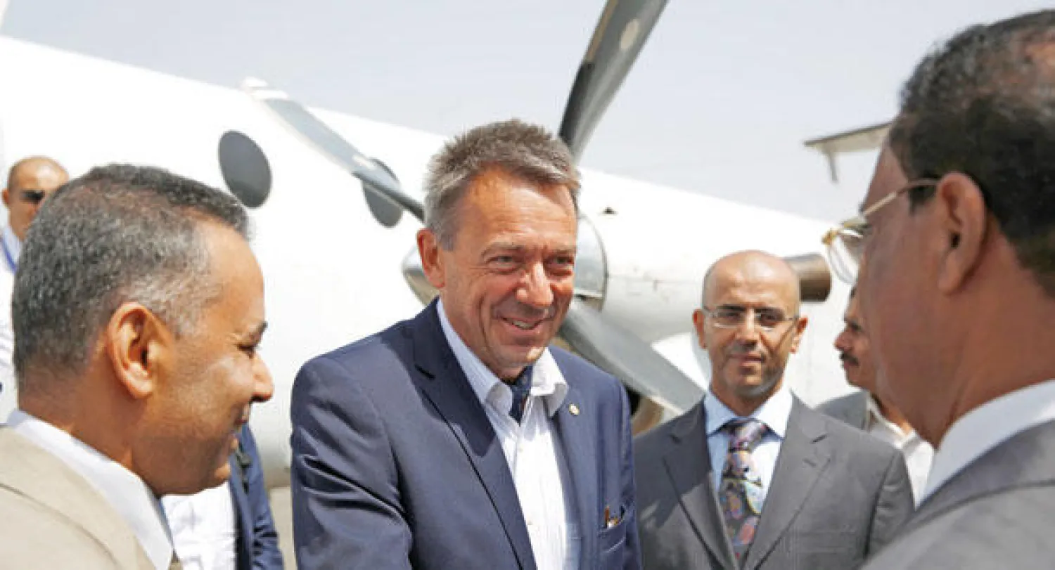 رئيس اللجنة الدولية للصليب الأحمر بيتر مورير لدى وصوله إلى مطار صنعاء أمس (أ.ب)