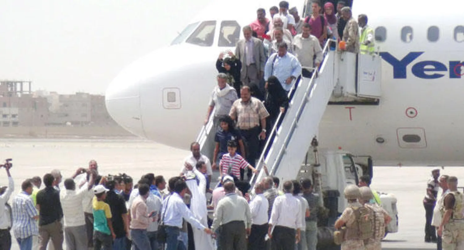يمنيون لدى عودتهم إلى مطار عدن الخميس الماضي في إطار برنامج ينفذه مركز الملك سلمان للإغاثة لإعادة 1400 لاجئ يمني إلى بلادهم (رويترز)