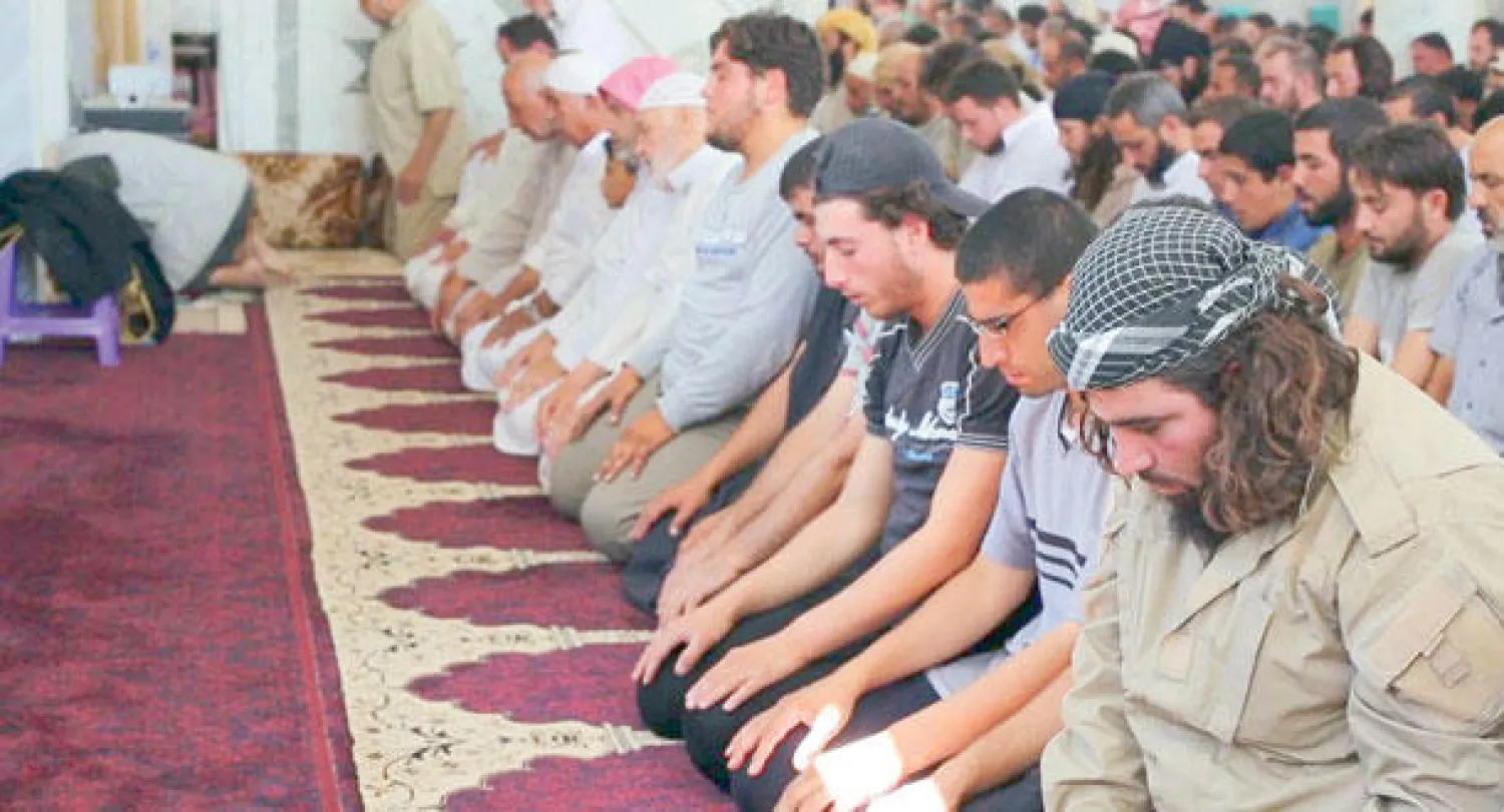 صورة بثتها شبكة {رصد} لسوريين أثناء أدائهم صلاة الجمعة  في مدينة القريتين (أ.ب)