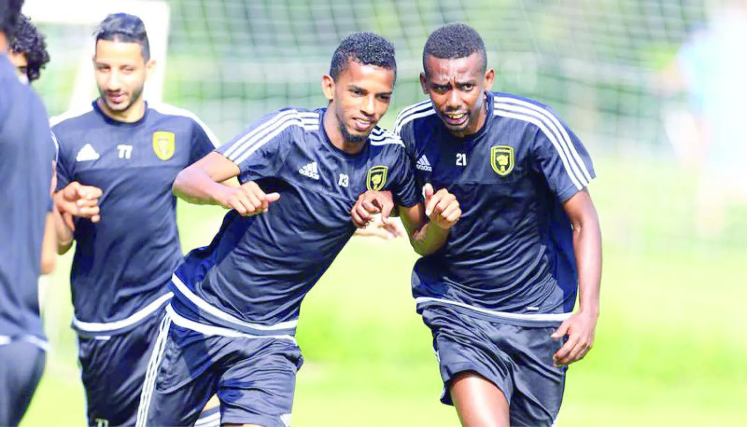 عسيري مع زميله المنتشري خلال التدريبات  (المركز الإعلامي بنادي الاتحاد)