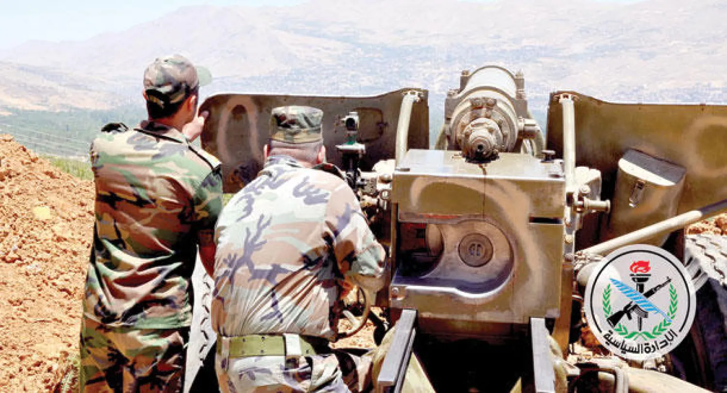 جنديان سوريان تابعان لجيش النظام يعدان مدفعهما أثناء المواجهات في منطقة الزبداني أمس (إ.ب.أ)