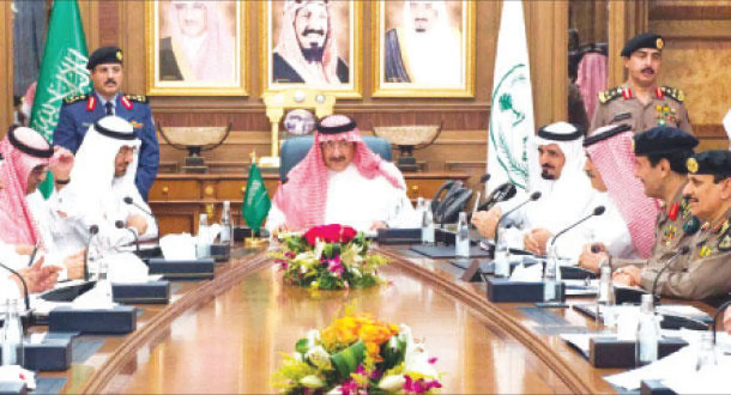نائب خادم الحرمين الشريفين خلال اجتماعه بقادة القطاعات الأمنية في مكتب وزير الداخلية في جدة مساء أمس (واس)