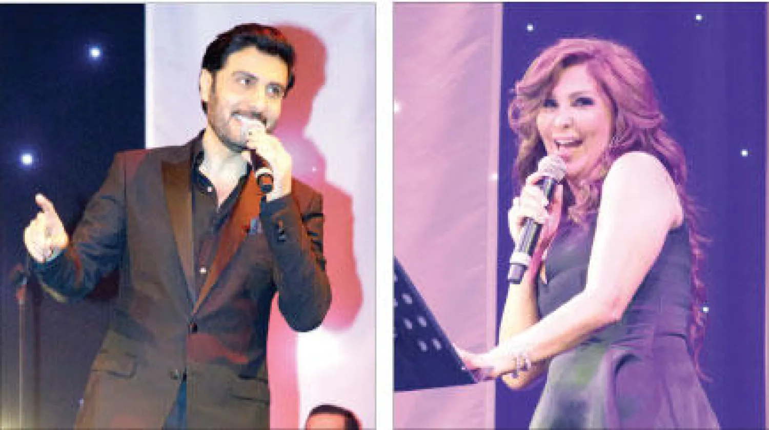 إليسا وماجد المهندس أثناء غنائهما في حفل على ركح مسرح الغروفنر هاوس في لندن أول من أمس («الشرق الأوسط»)