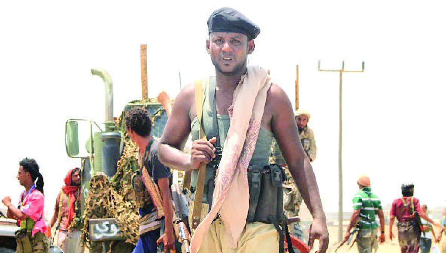 مقاتلو المقاومة الشعبية  الموالية  للرئيس اليمني عبد ربه منصور هادي خلال  تحريرهم ضاحية في مدينة عدن من جماعة الحوثي وقوات الرئيس السابق علي عبد الله صالح (غيتي)