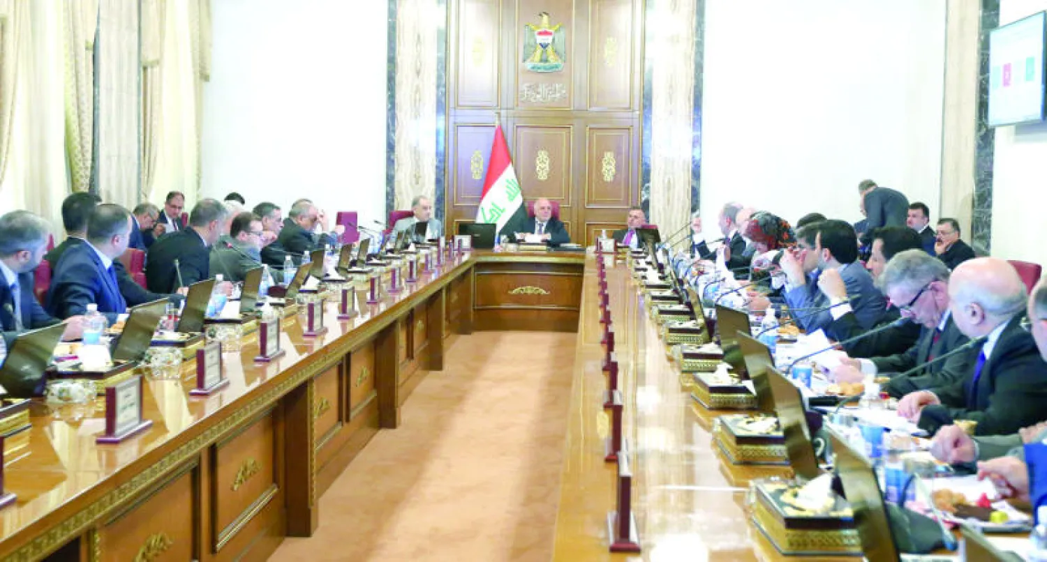 جانب من الجلسة التي عقدها مجلس الوزراء العراقي أمس برئاسة حيدر العبادي لبحث خطته الإصلاحية (أ.ف.ب)