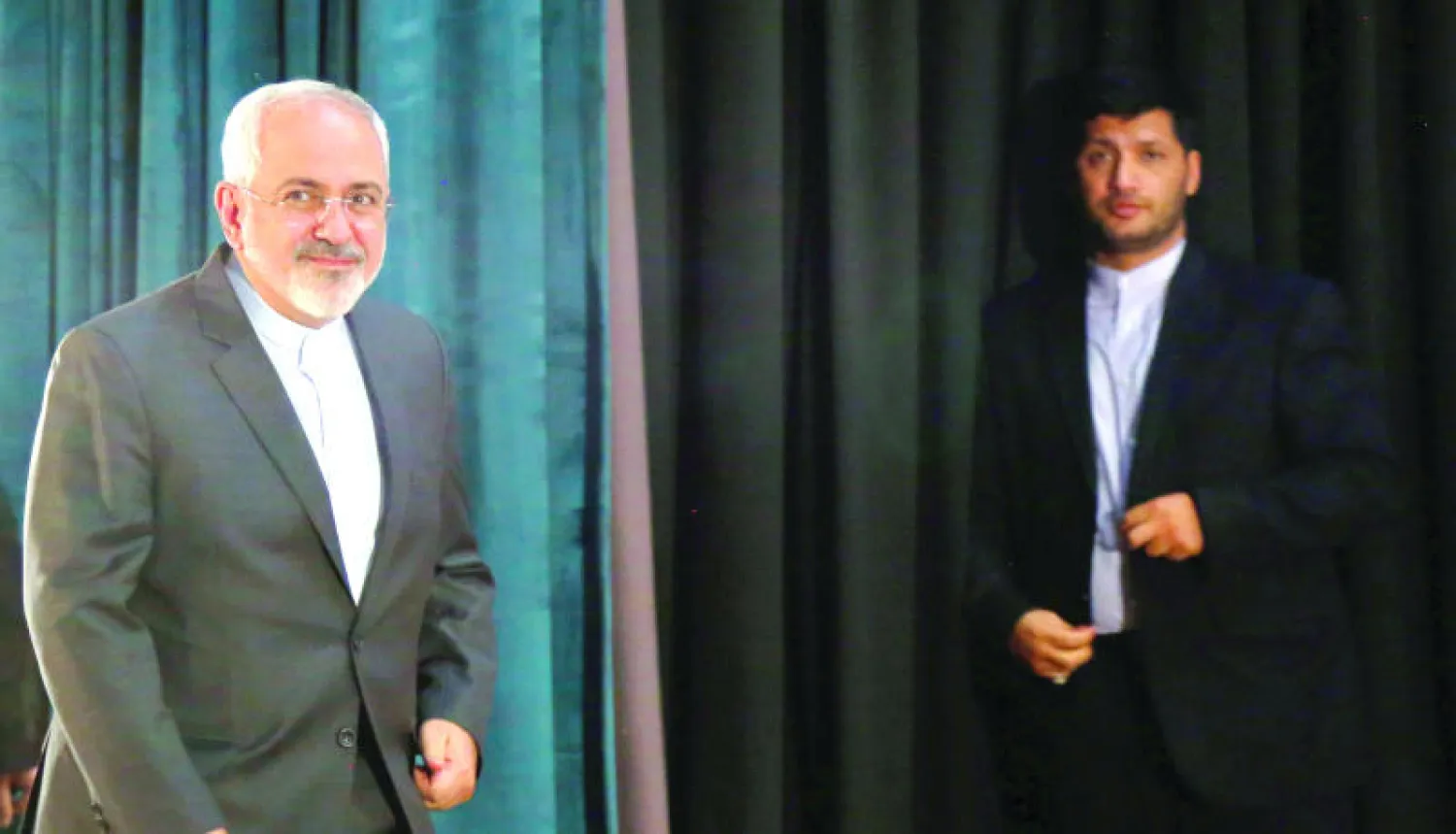 محمد جواد ظريف وزير الخارجية الإيراني يحضر جلسة نقاش حول الاتفاق النووي في طهران يوم أمس (إ.ب.أ)