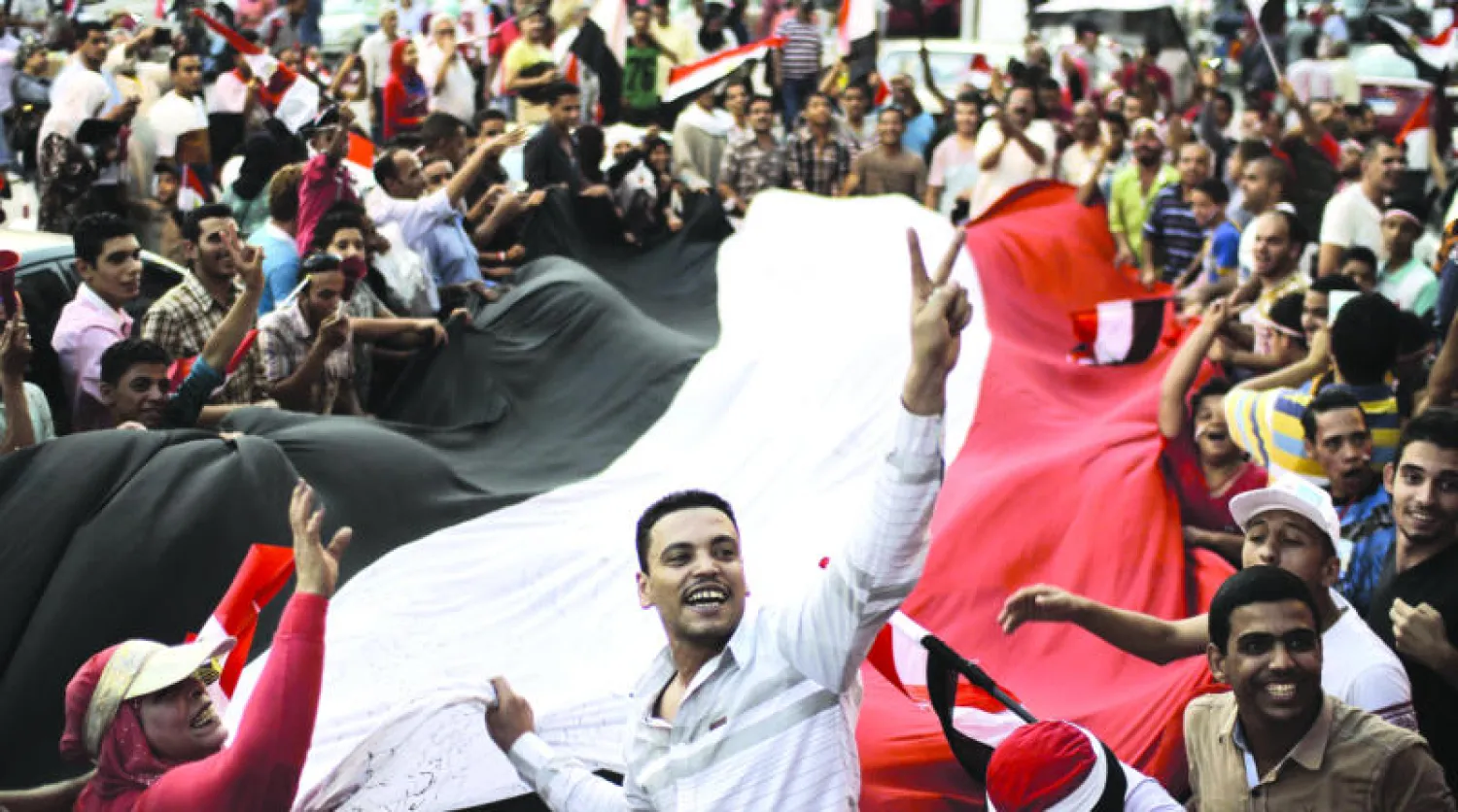 جانب من احتفالات المصريين بافتتاح قناة السويس الجديدة في محيط ميدان التحرير وسط القاهرة (أ ب)