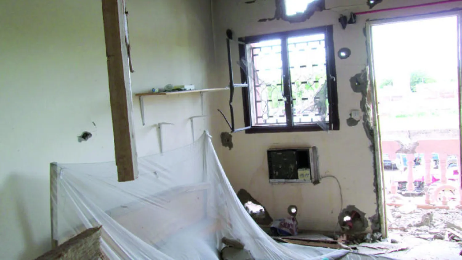 آثار التخريب تبدو على إحدى غرف أوتيل تعرض لهجوم في مدينة سافاري وسط مالي أمس (أ ف ب)