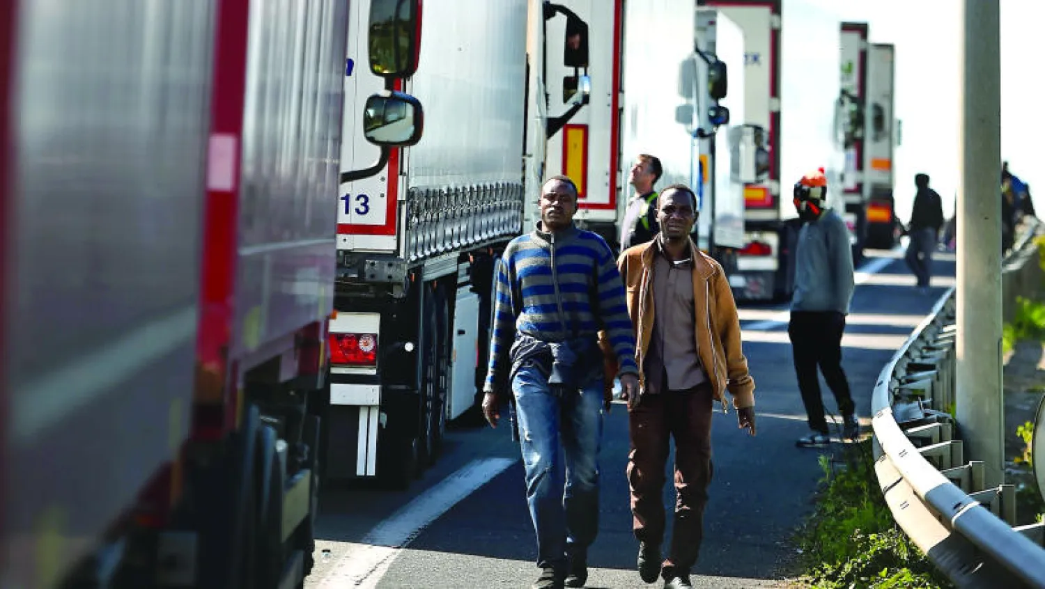 مهاجرون غير شرعيين يحاولون العبور الى بريطانيا من فرنسا عبر الاختباء في الشاحنات المتجهة إلى المملكة المتحدة ({غيتي})
