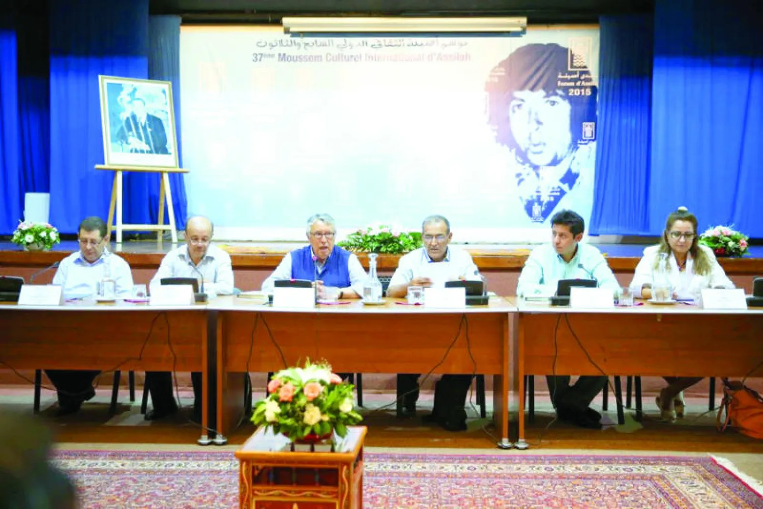 جانب من المشاركين في ندوة حالة الشعر والشعراء