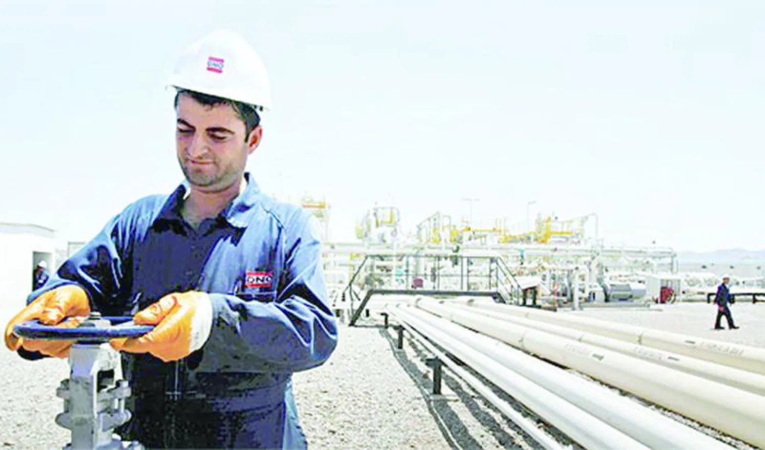 عامل في منشأة نفطية بإقليم كردستان العراق (رويترز)