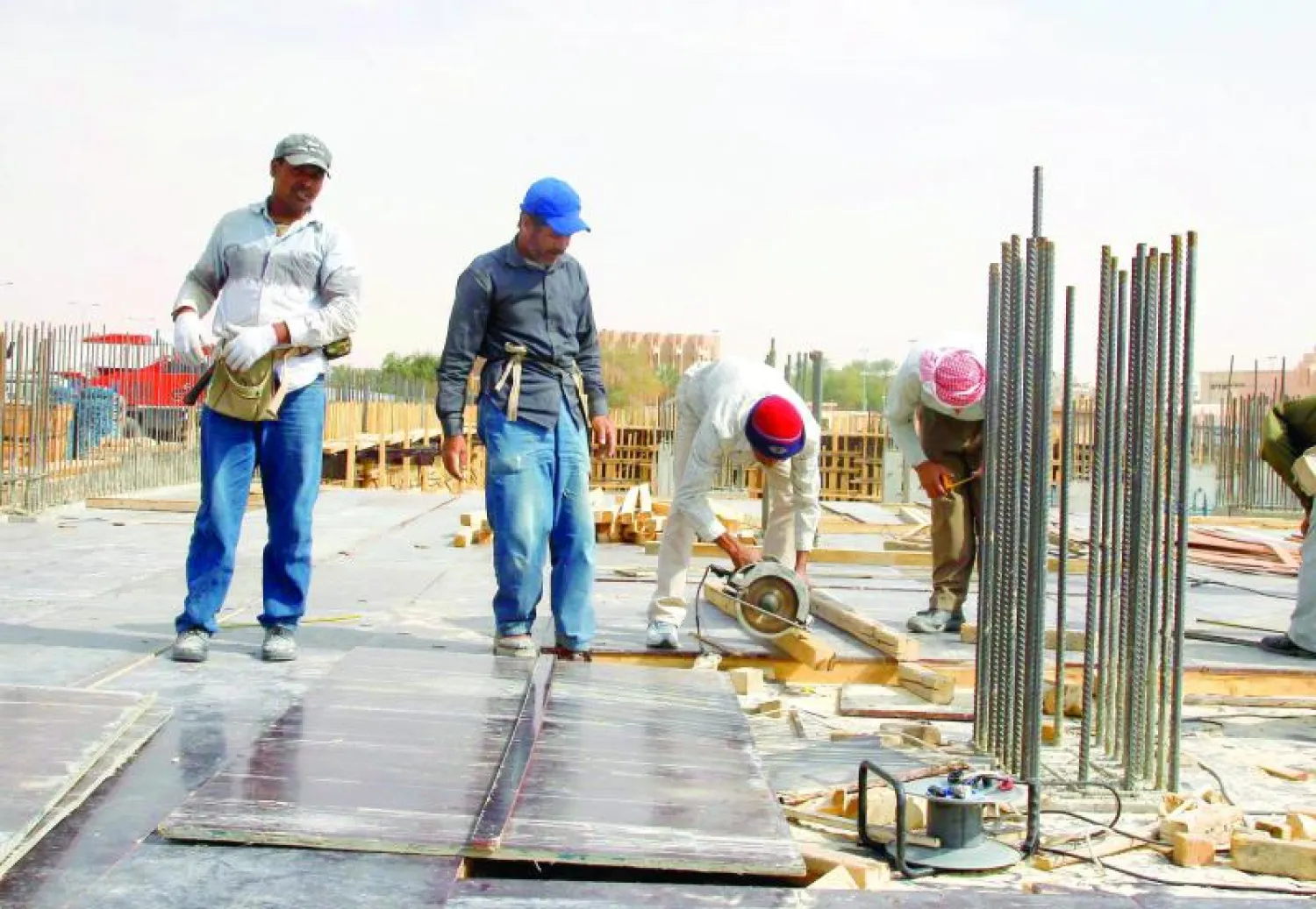 جانب من المشروعات تحت الإنشاء في السعودية ({الشرق الأوسط})