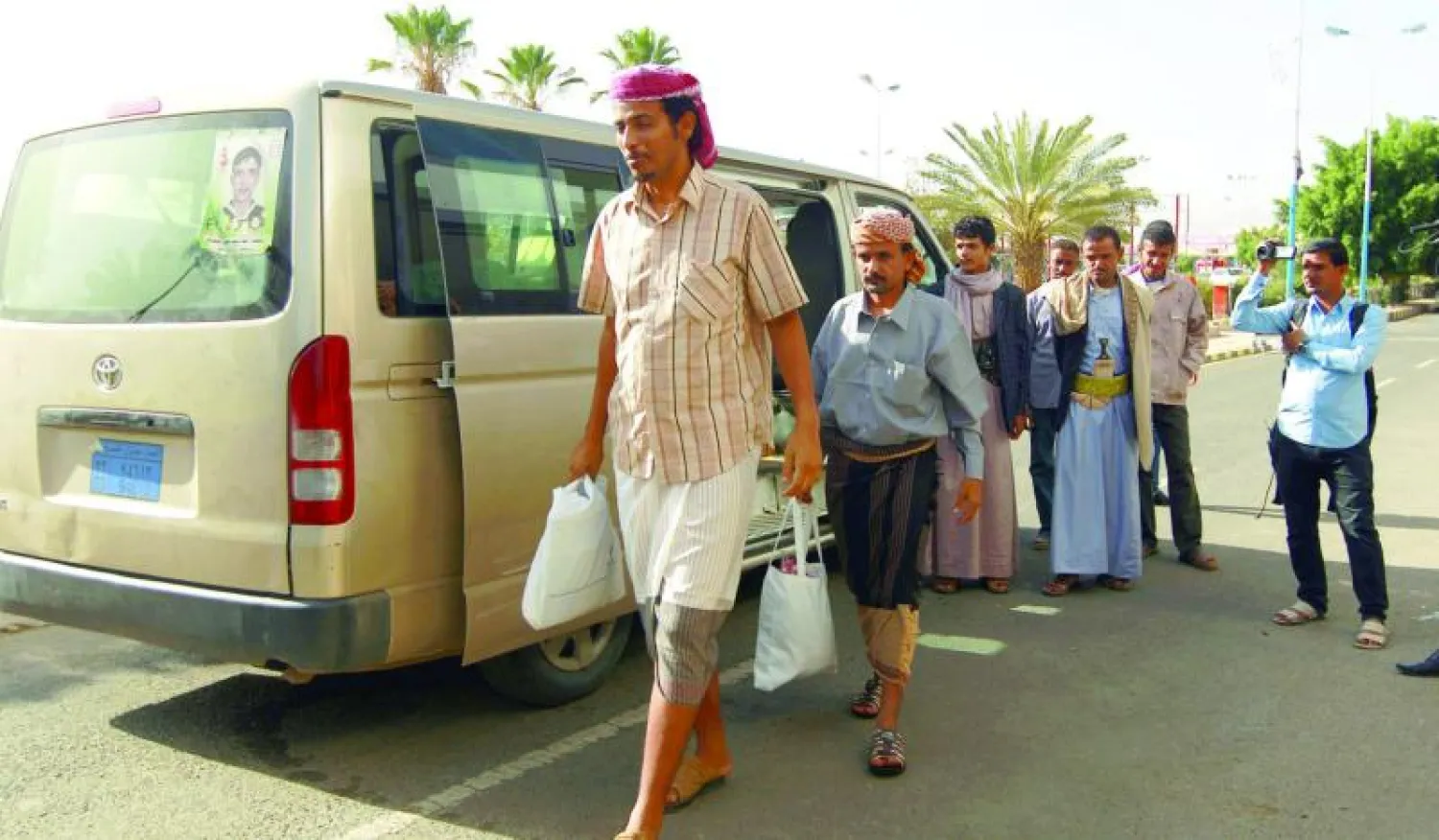 عناصر من المقاومة الشعبية الموالية للرئيس هادي الذين كانوا محتجزين من قبل المتمردين في مطار صنعاء قبل توجههم  إلى مدينة عدن حيث تم الإفراج عنهم في إطار عملية تبادل للأسرى مع الحوثيين (أ.ف.ب)