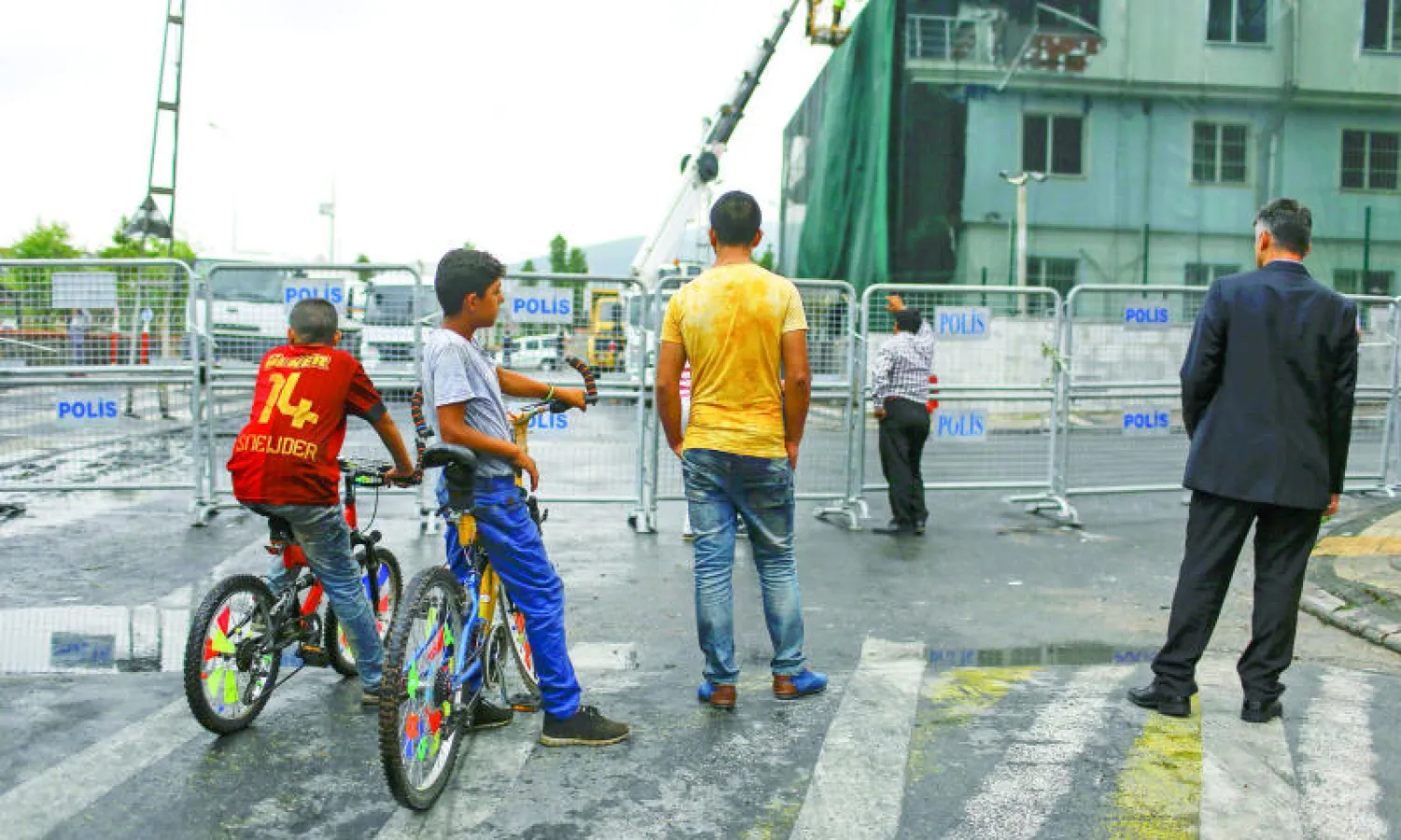 مظاهر الدمار الذي لحق بأحد مراكز الشرطة في إسطنبول أمس (رويترز)