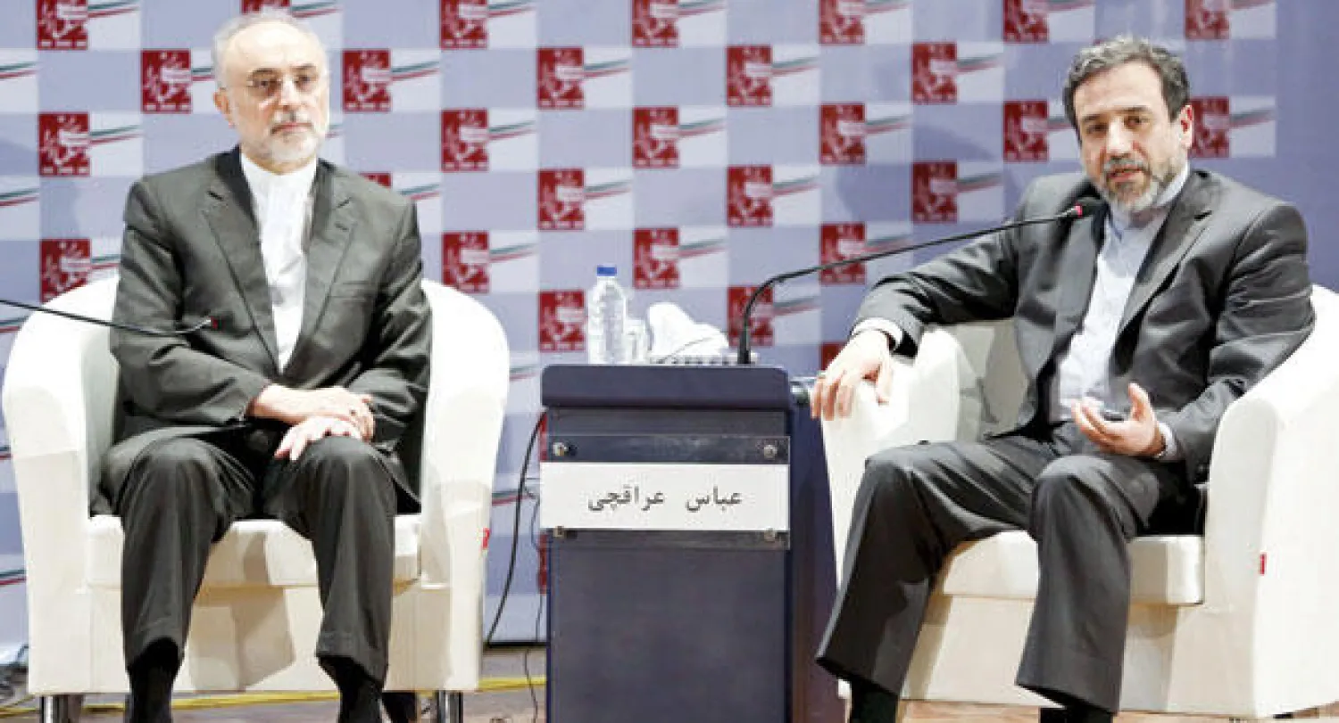 عباس عراقجي المفاوض الرئيسي في المباحثات النووية مع دول «5+1» يتحدث في مؤتمر صحافي مع علي أكبر صالحي رئيس هيئة الطاقة الذرية الإيرانية في صورة تعود إلى منتصف يوليو الماضي (رويترز)