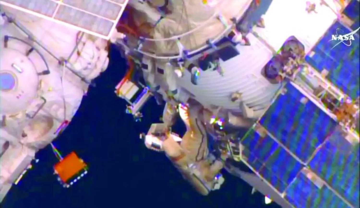 رائد فضاء روسي يسبح خارج محطة الفضاء الدولية (أ.ف.ب)