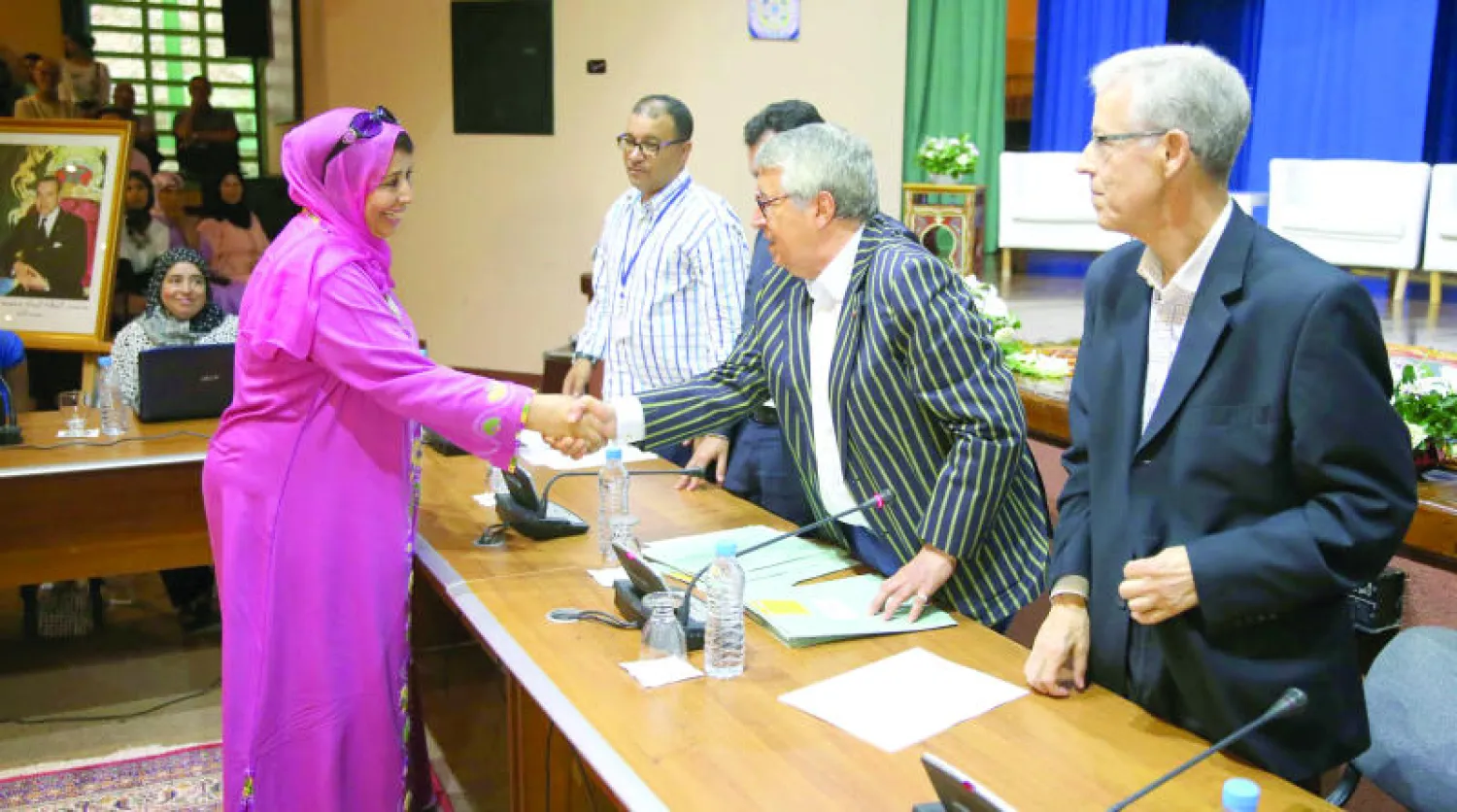 من جوائز أصيلة جائزة الأم المثالية