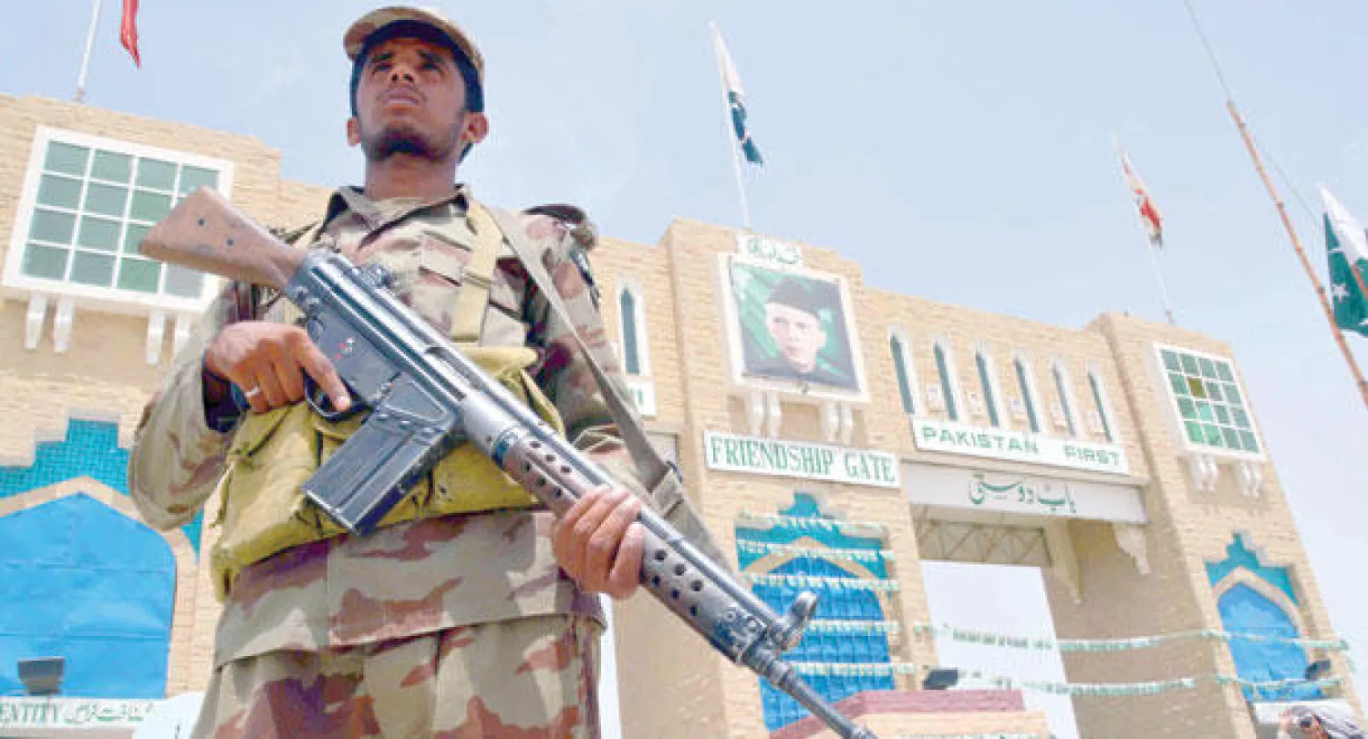 إجراءات أمنية مشددة في المعبر الحدودي تشامان بين باكستان وأفغانستان عبر إقليم بلوشستان خوفًا من تسلل عناصر طالبان (إ.ب.أ)