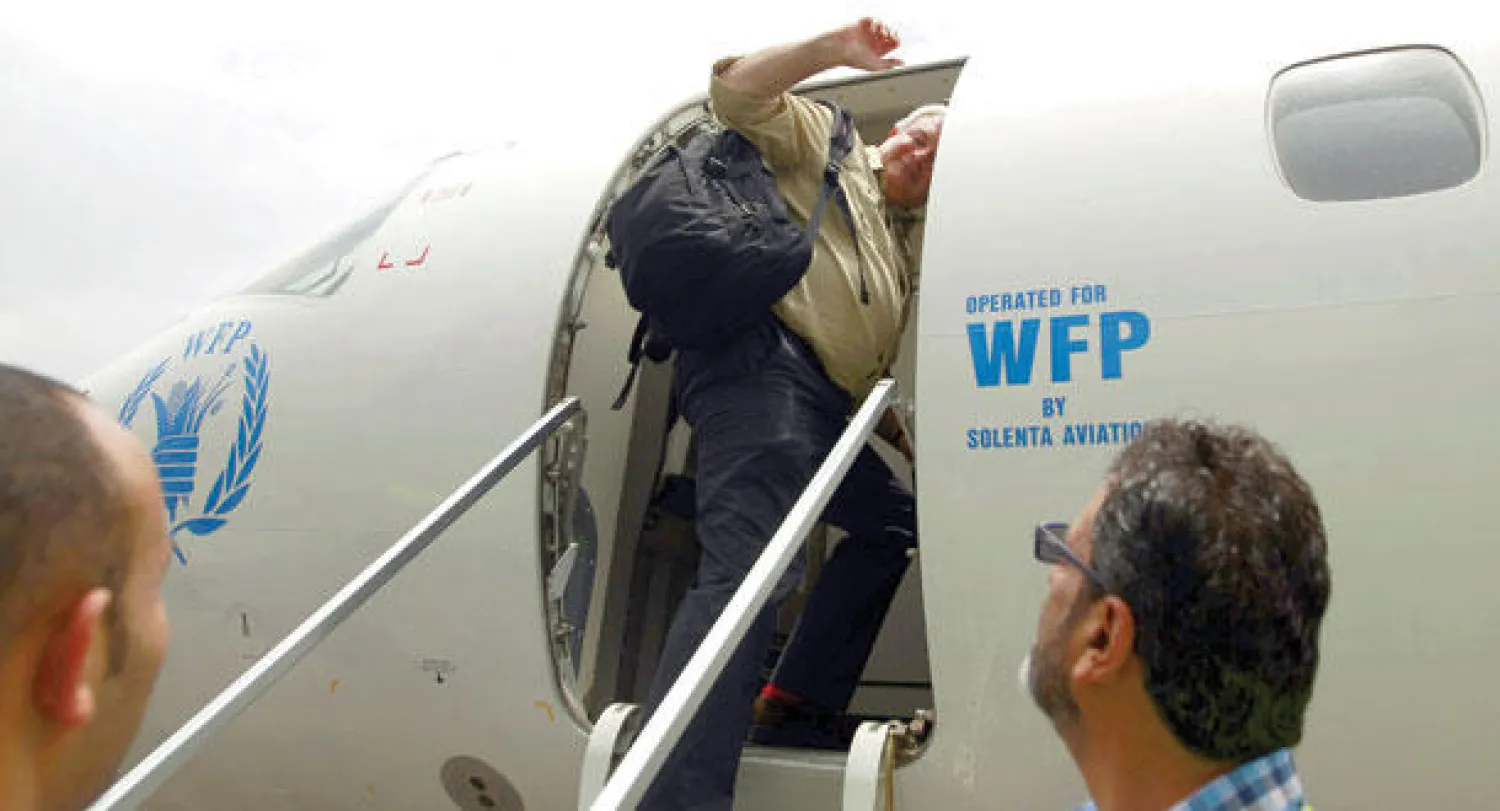 الأمين العام للمساعدات الإنسانية ستيفن أوبراين لدى مغادرته صنعاء أمس (أ.ف.ب)