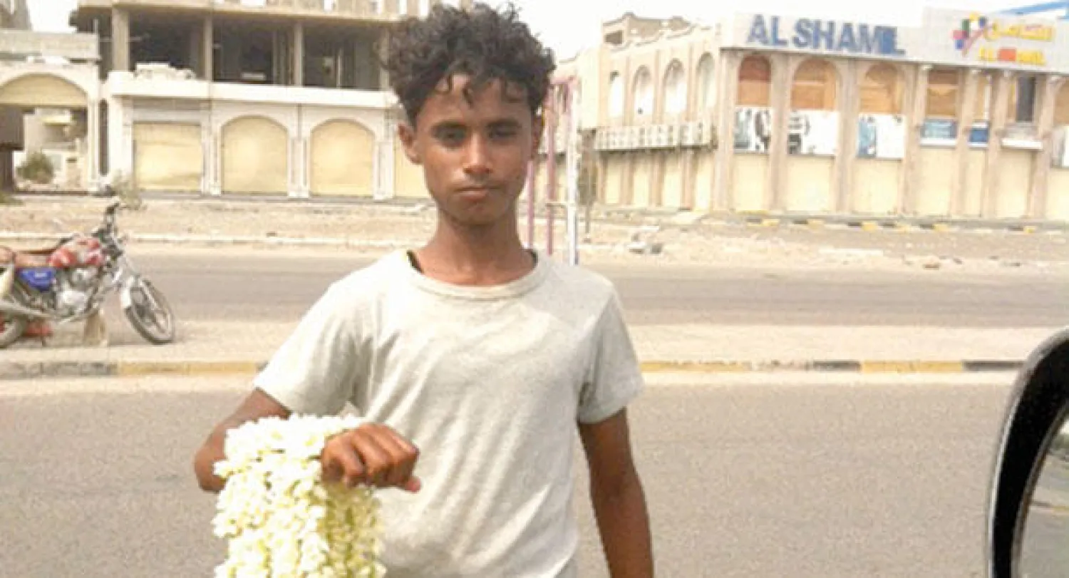 طفل يمني يبيع قلادات الفل في شوارع عدن أمس («الشرق الأوسط»)