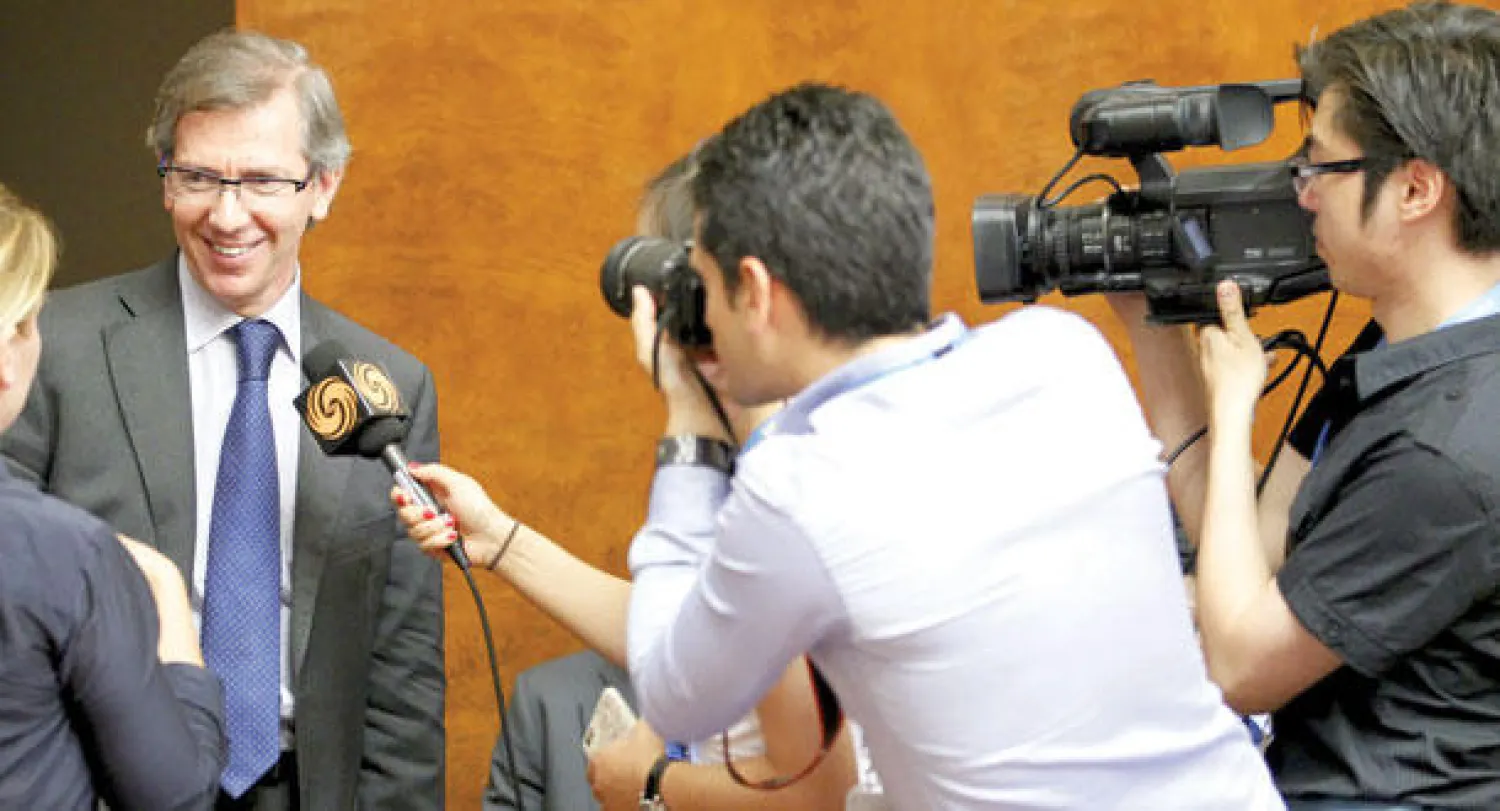 ممثل الأمين العام للأمم المتحدة يتحدث للصحافيين في جنيف بشأن مفاوضات الاطراف الليبية أمس (رويترز)