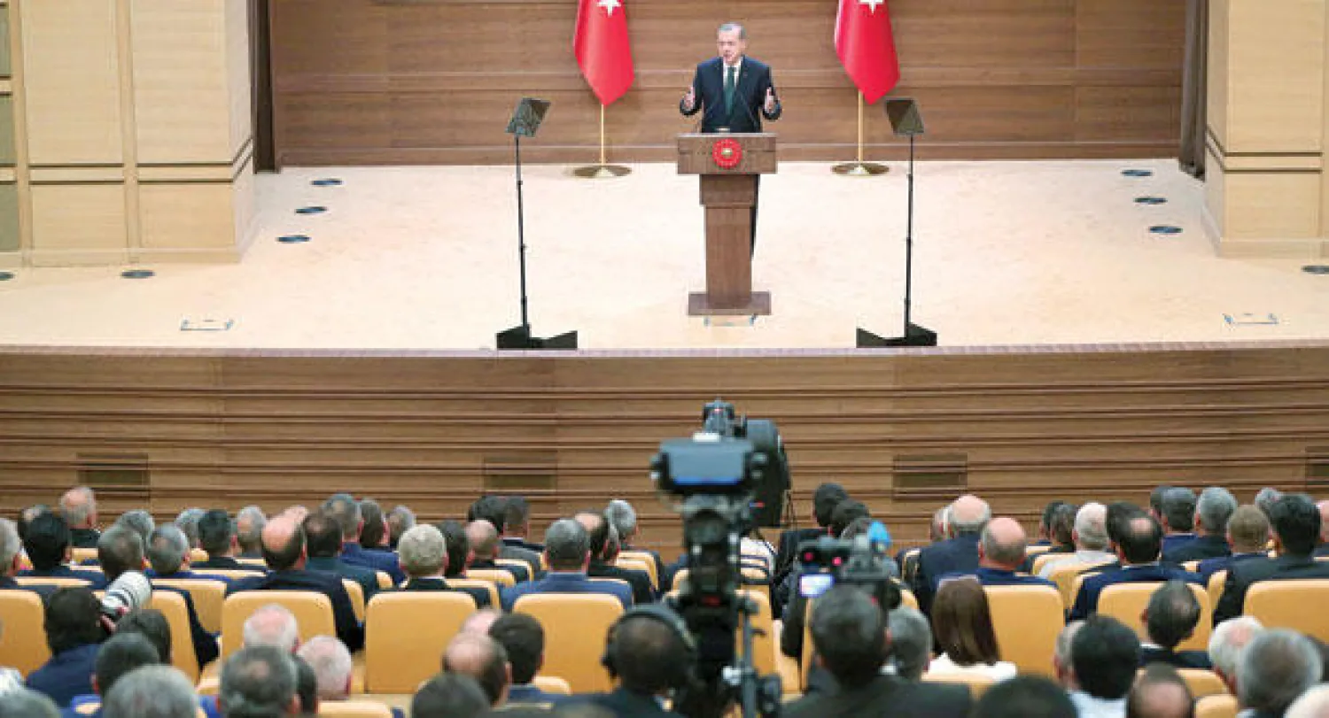 الرئيس التركي رجب طيب إردوغان في اجتماع بأنقرة أمس يبحث الاختيارات المحتملة أمامه للتصدي لحزب العمال التركي (إ.ب.أ)