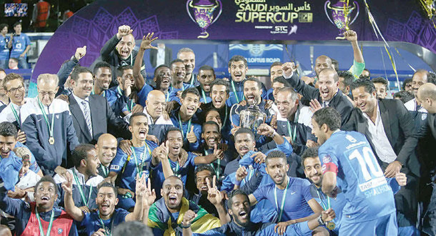 لاعبو الهلال خلال تتويجهم بلقب كأس السوبر السعودي (تصوير: محمد المانع)
