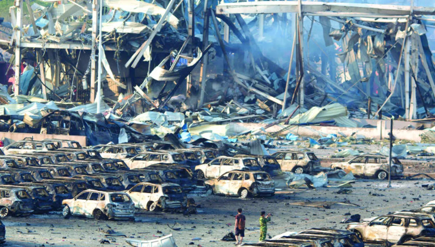 مئات السيارات المحروقة عقب انفجار ضخم في مدينة تيانجين الساحلية بالصين أمس (أ.ب)