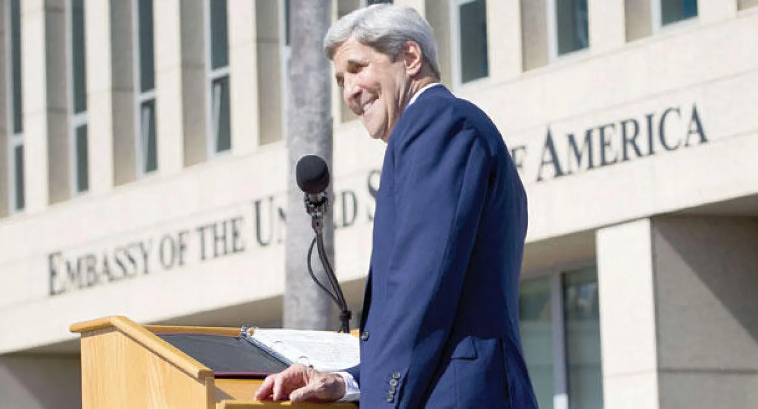 جون كيري يلقي كلمة بعد أن شارك في مراسم رفع العلم الأميركي أمس (أ.ف.ب)