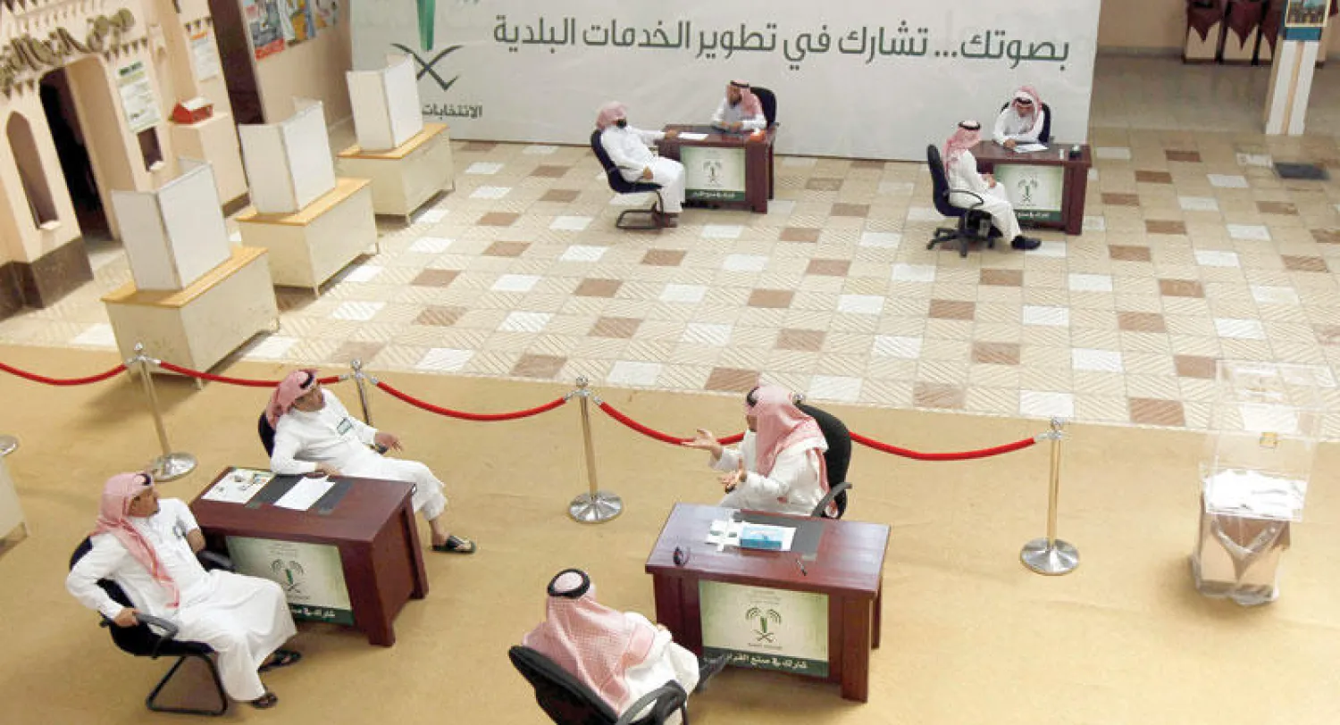 جانب من وقائع الانتخابات البلدية السعودية في دورتها السابقة («الشرق الأوسط»)