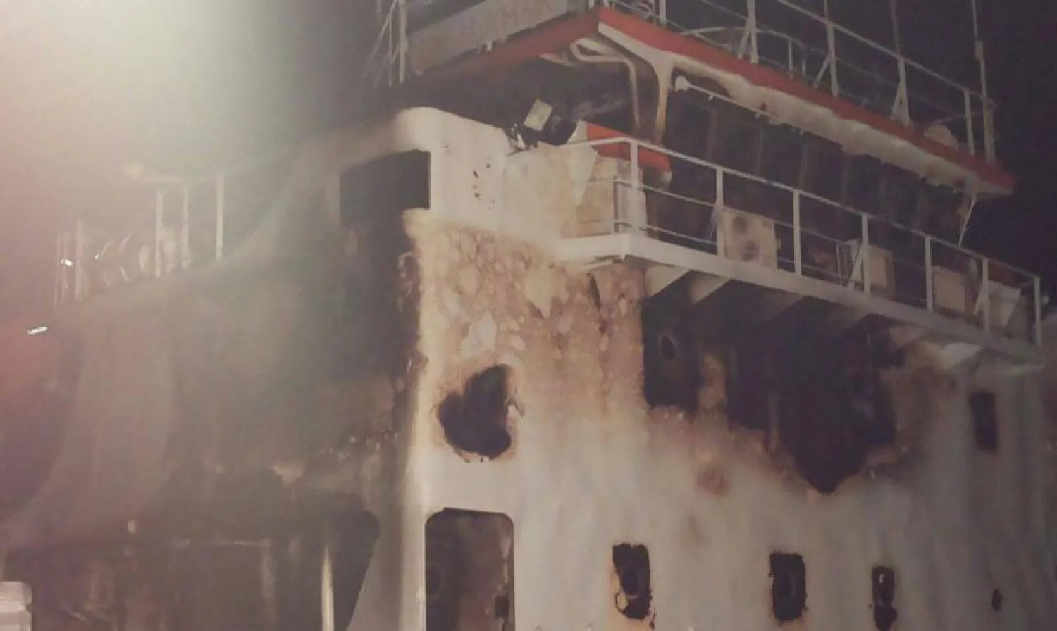 البحرية المصرية تخمد حريقًا شب على إحدى السفن العابرة لقناة السويس