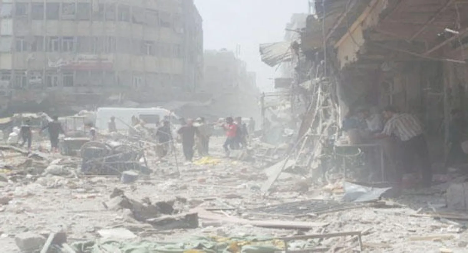 دوما كما بدت أمس بعد 4 غارات للطيران الحربي على سوق شعبية مكتظة بالمدنيين (موقع «الدرر الشامية»)