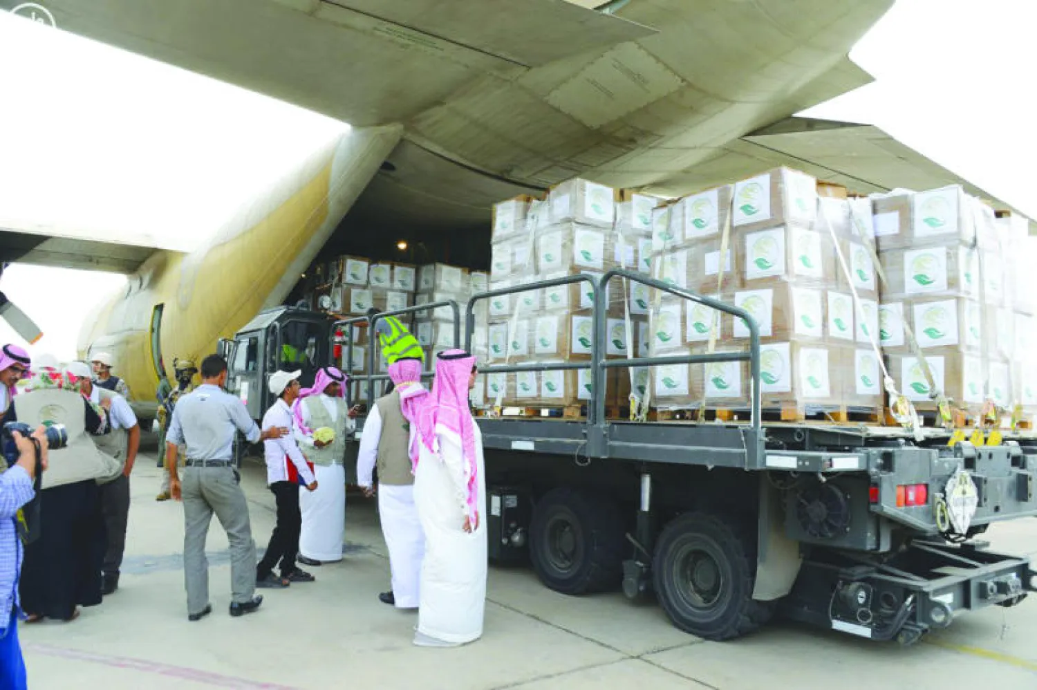 وصول الطائرة الإغاثية السعودية الـ7 لمطار عدن تحمل 10 أطنان مستلزمات طبية