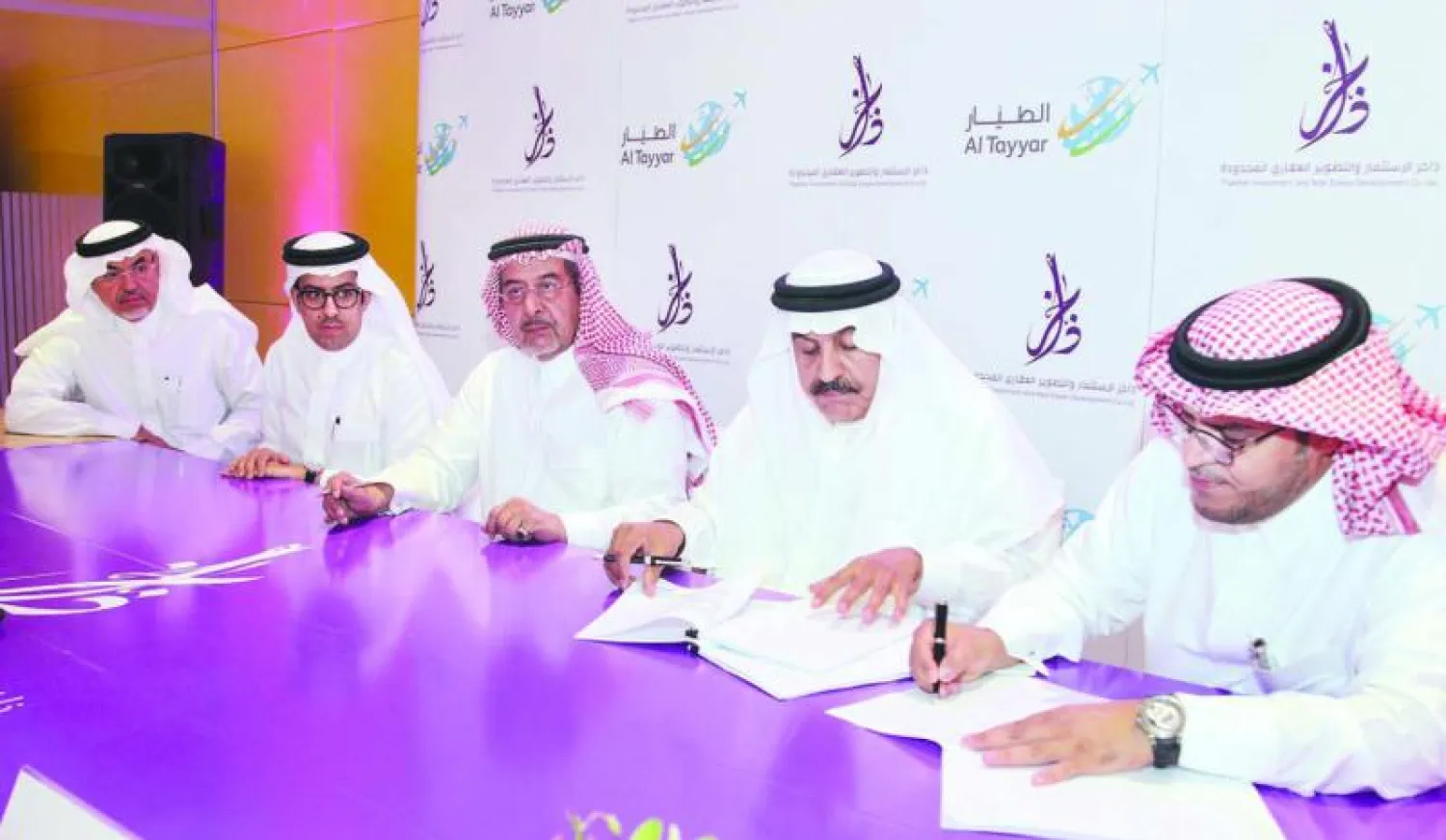 جانب من توقيع الاتفاقية بين ممثلي شركات «الطيار» و«ماسك» و«المشعل» التي تمت أخيرا («الشرق الأوسط»)